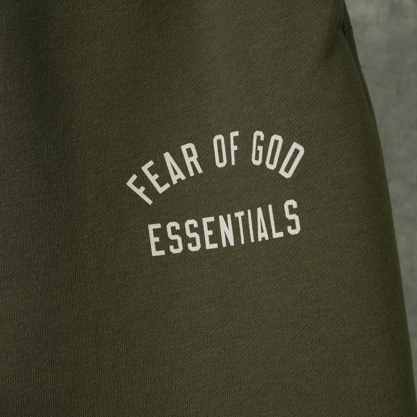 FLEECE ESSENTIAL SWEATPANT / MILITARY