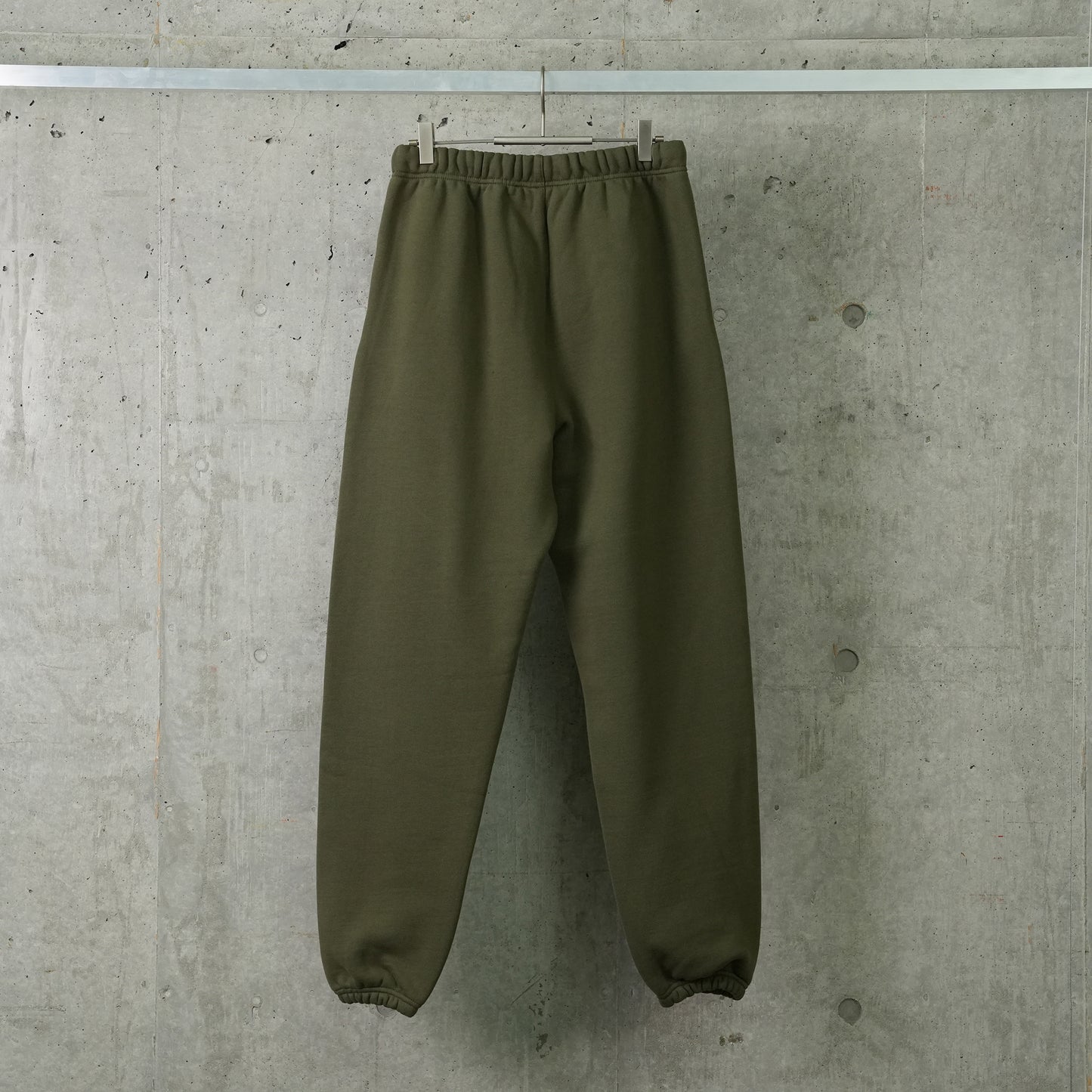 FLEECE ESSENTIAL SWEATPANT / MILITARY