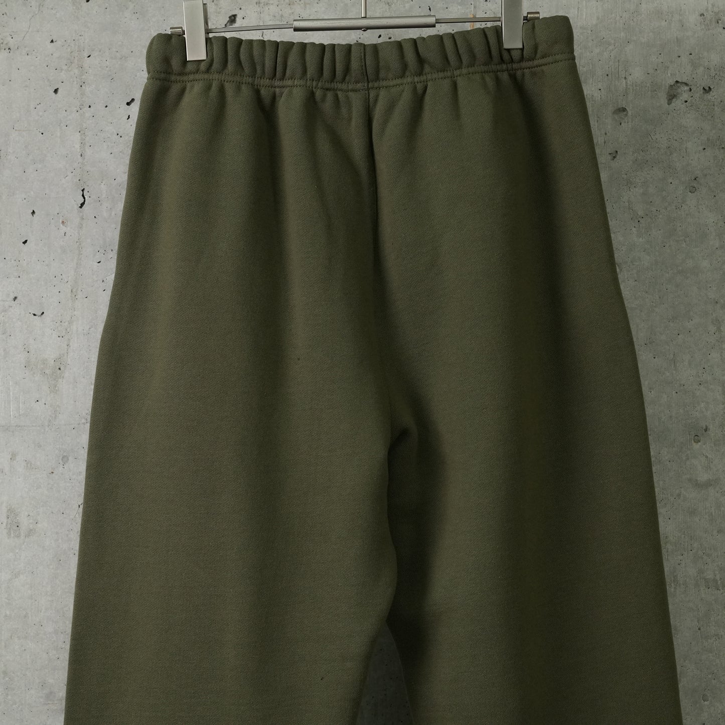 FLEECE ESSENTIAL SWEATPANT / MILITARY