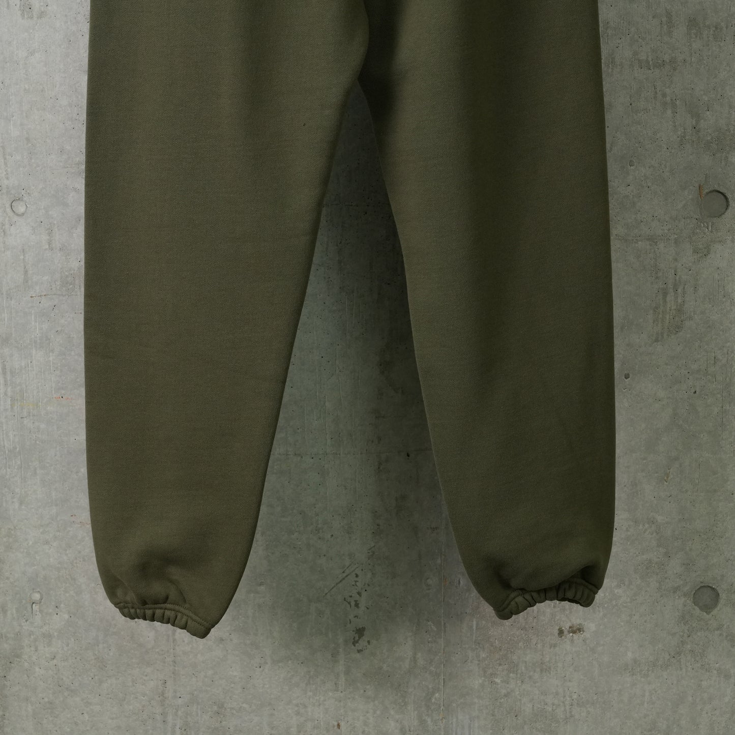 FLEECE ESSENTIAL SWEATPANT / MILITARY