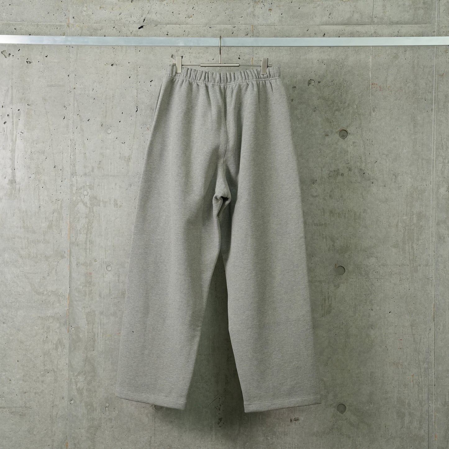 FLEECE RELAXED SWEATPANT / DARK HEATHER