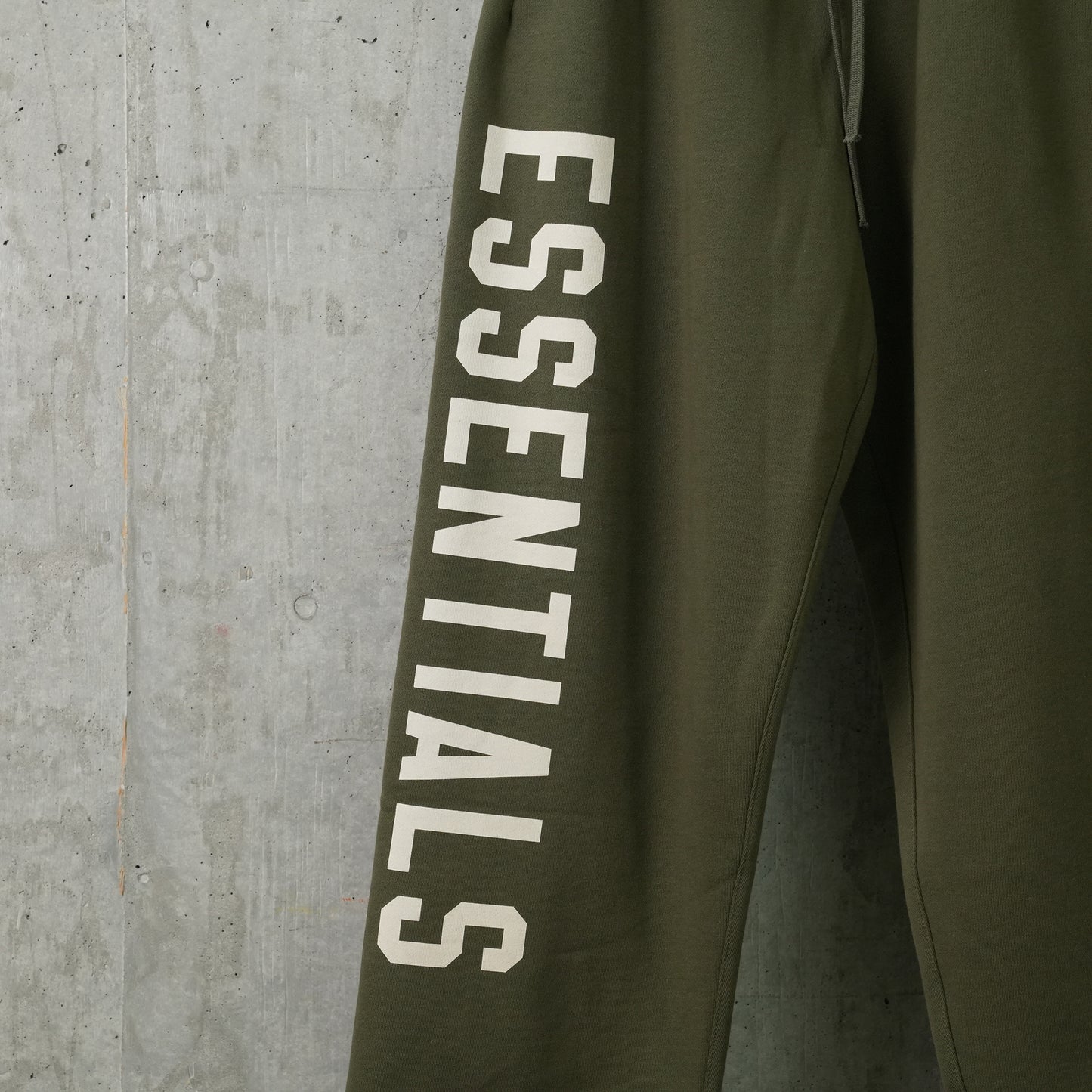 FLEECE RELAXED SWEATPANT / MILITARY