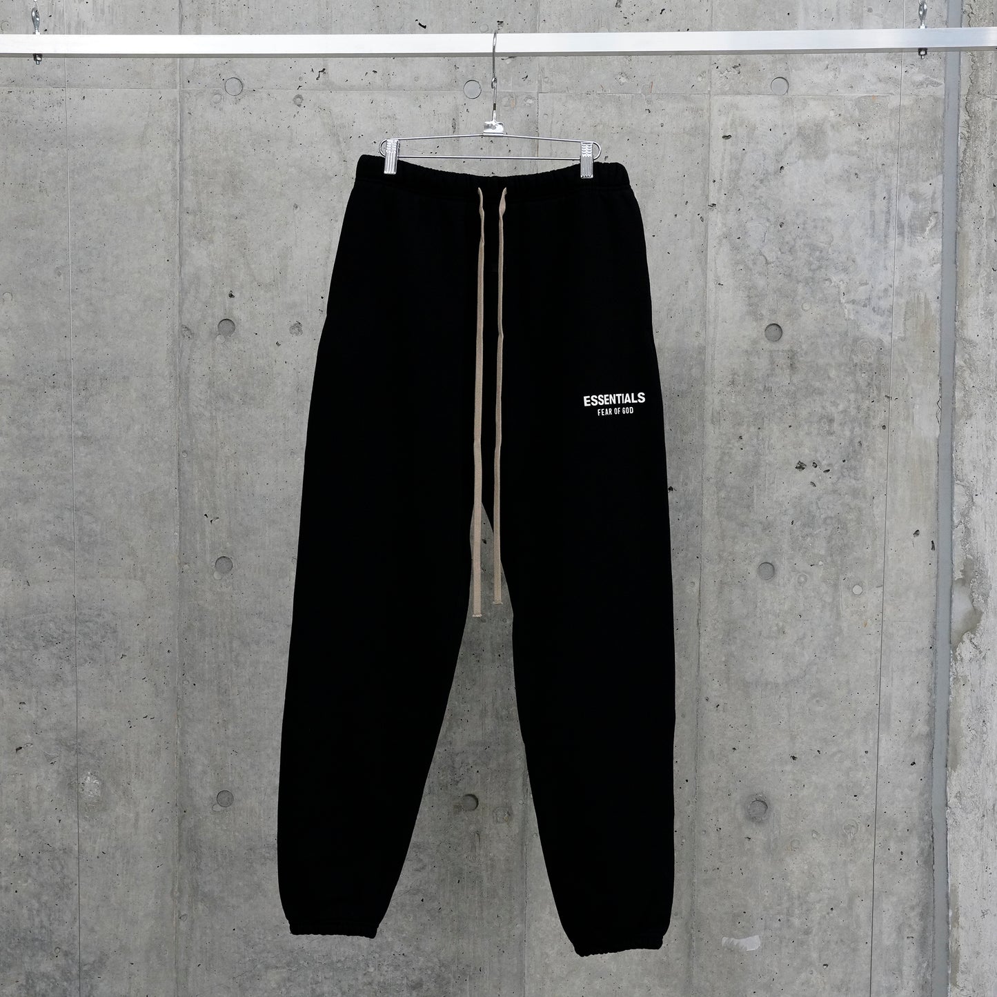 FLEECE ESSENTIAL SWEATPANT / BLACK