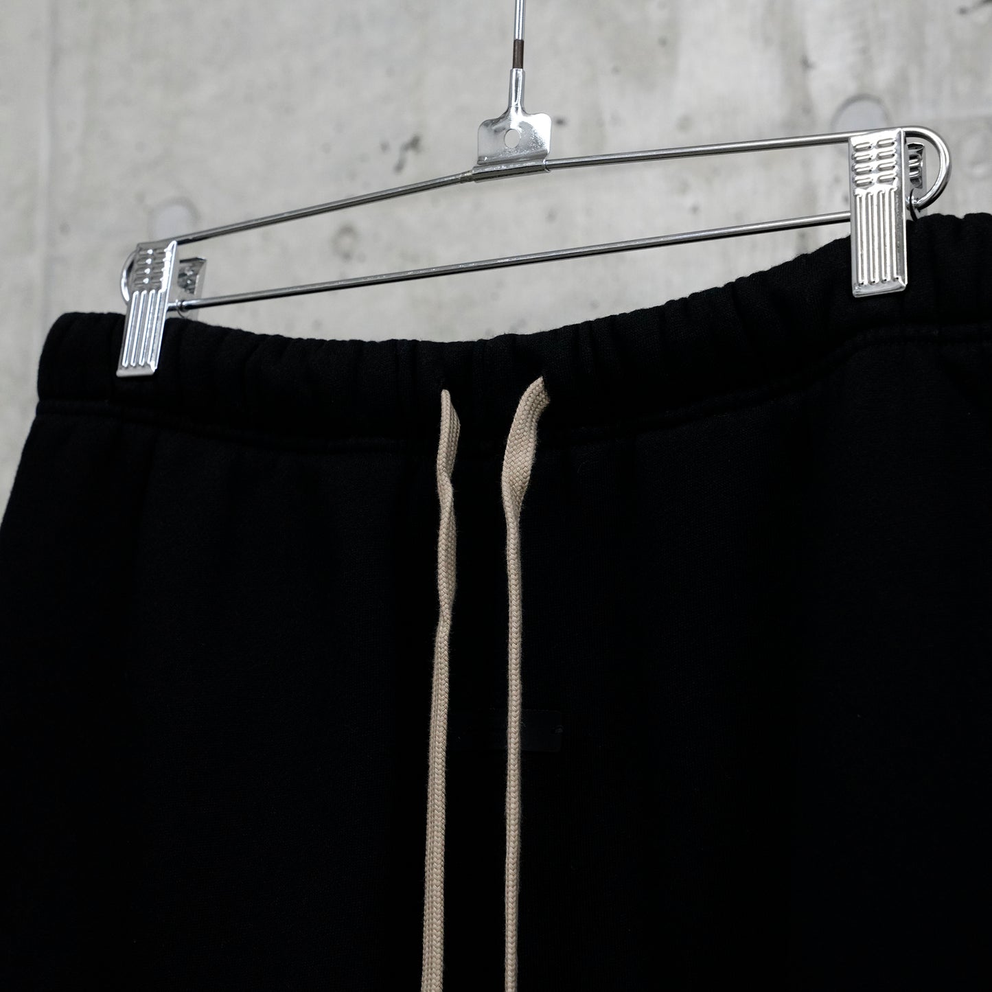 FLEECE ESSENTIAL SWEATPANT / BLACK