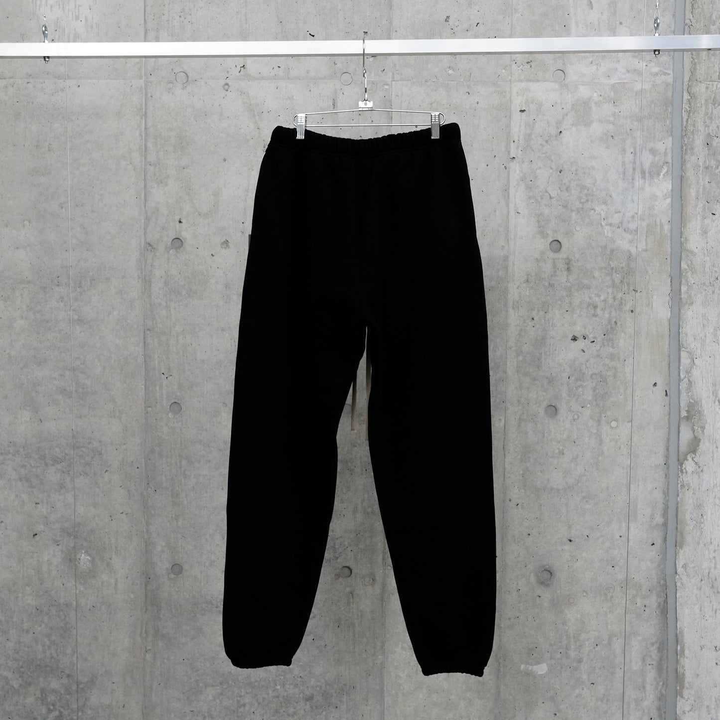 FLEECE ESSENTIAL SWEATPANT / BLACK