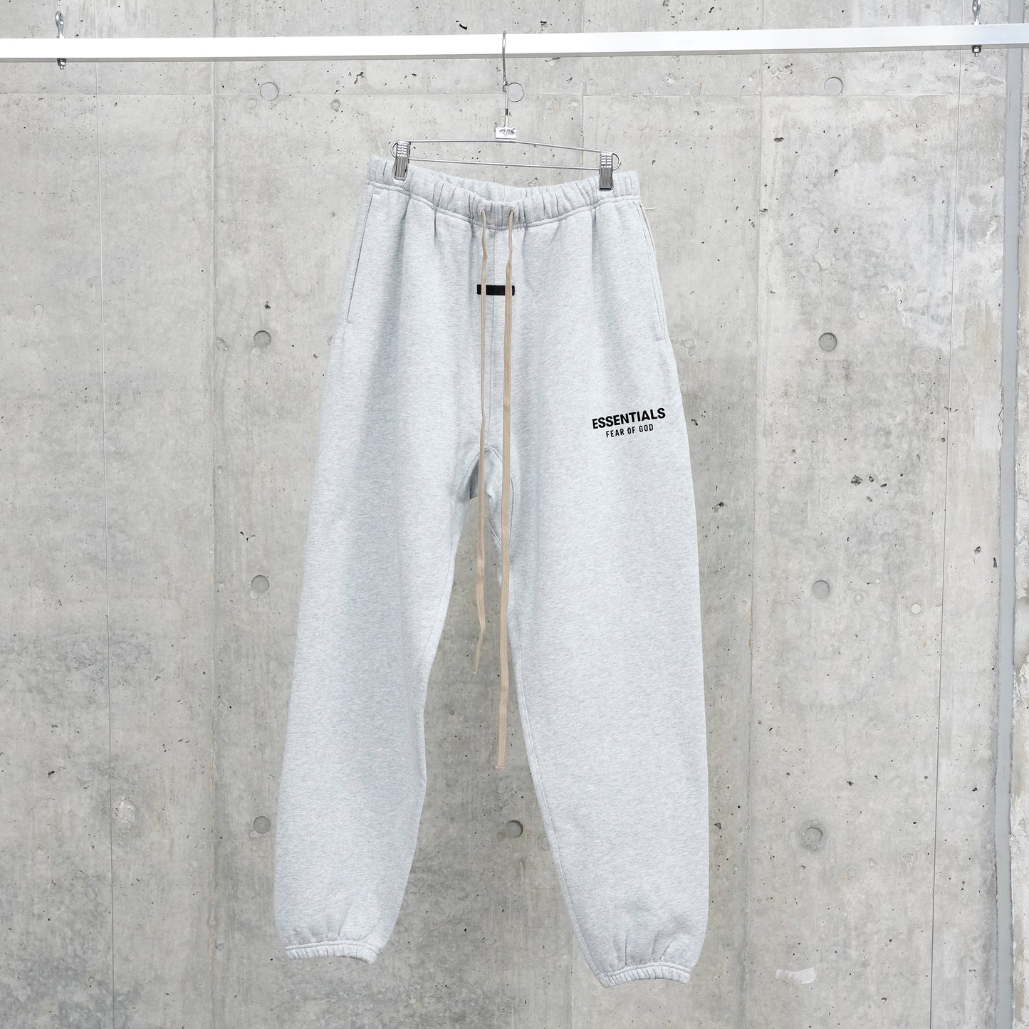 FLEECE ESSENTIAL SWEATPANT / LIGHT HEATHER GRAY