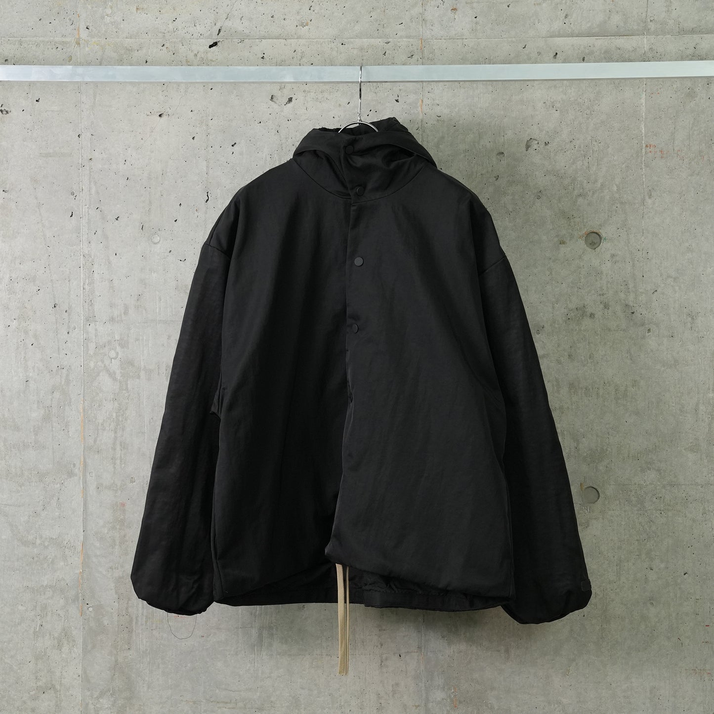 TEXTURED NYLON HOODED COACH JACKET / BLACK