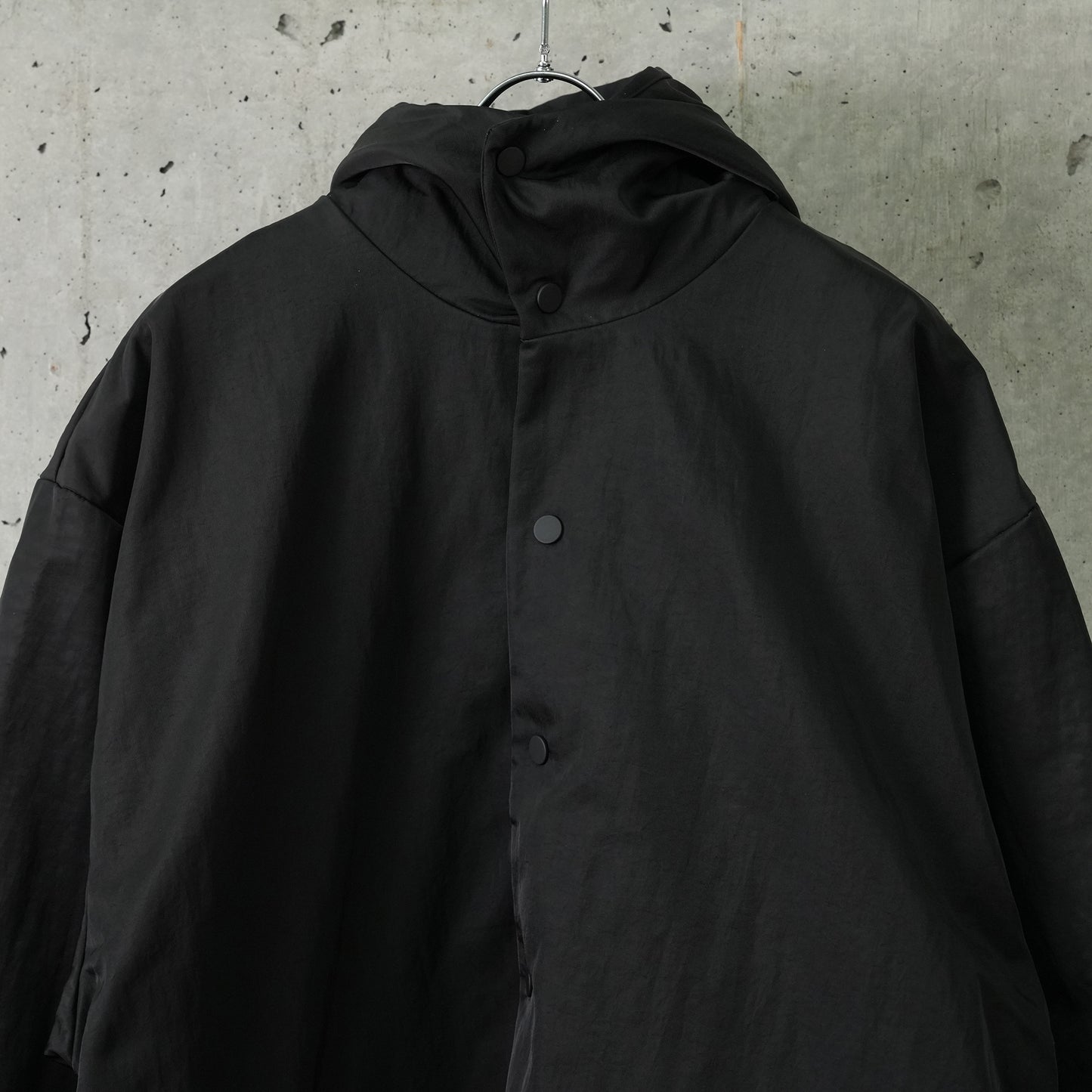 TEXTURED NYLON HOODED COACH JACKET / BLACK