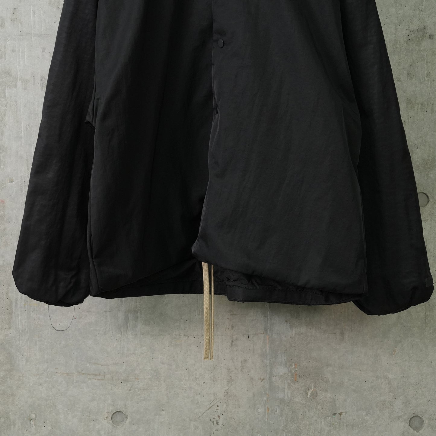 TEXTURED NYLON HOODED COACH JACKET / BLACK