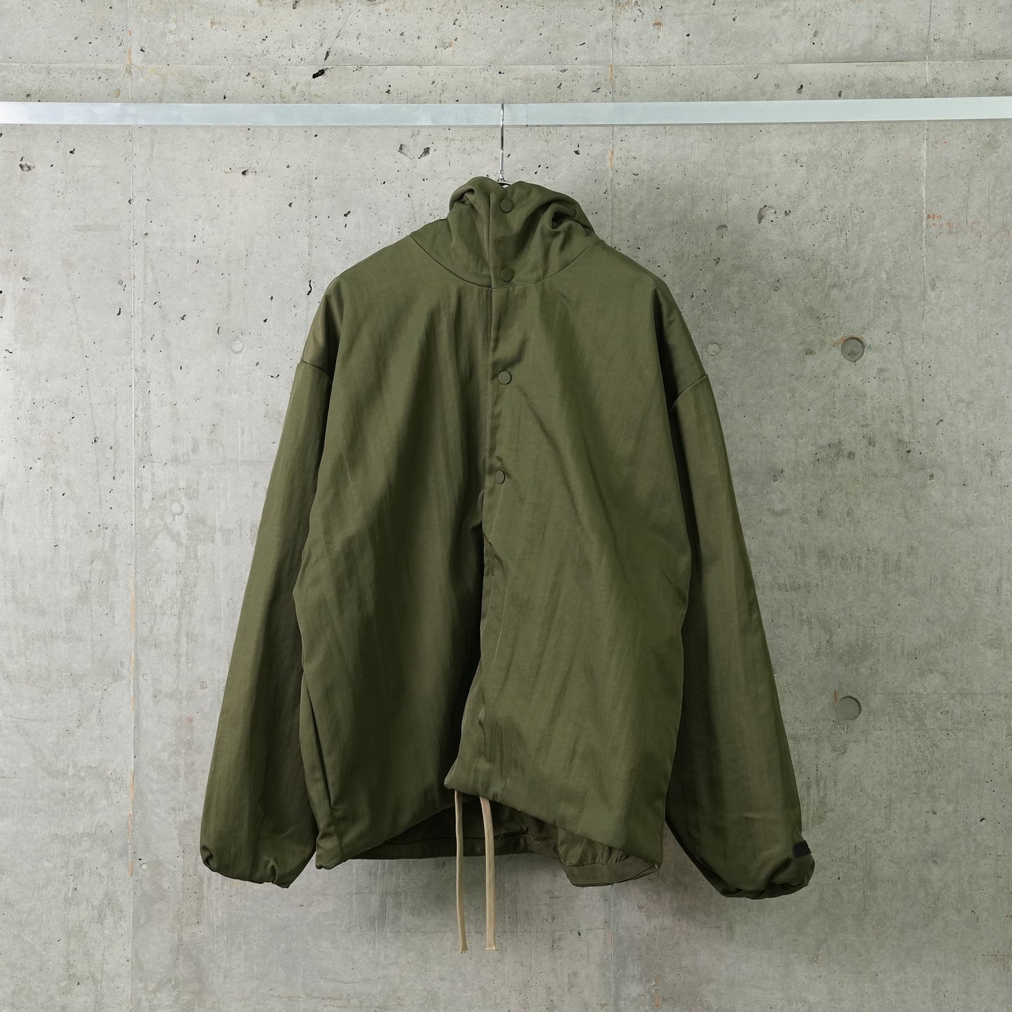 TEXTURED NYLON HOODED COACH JACKET / MILITARY