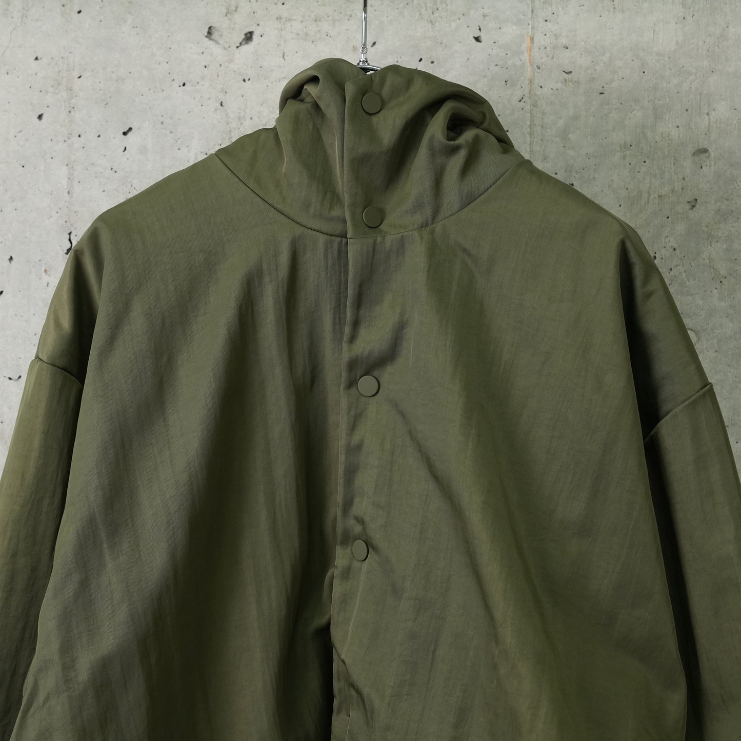 TEXTURED NYLON HOODED COACH JACKET / MILITARY