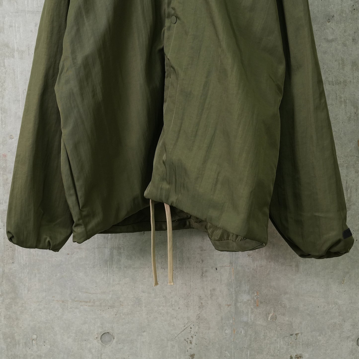 TEXTURED NYLON HOODED COACH JACKET / MILITARY