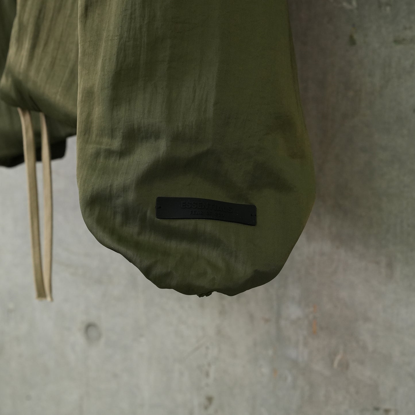 TEXTURED NYLON HOODED COACH JACKET / MILITARY