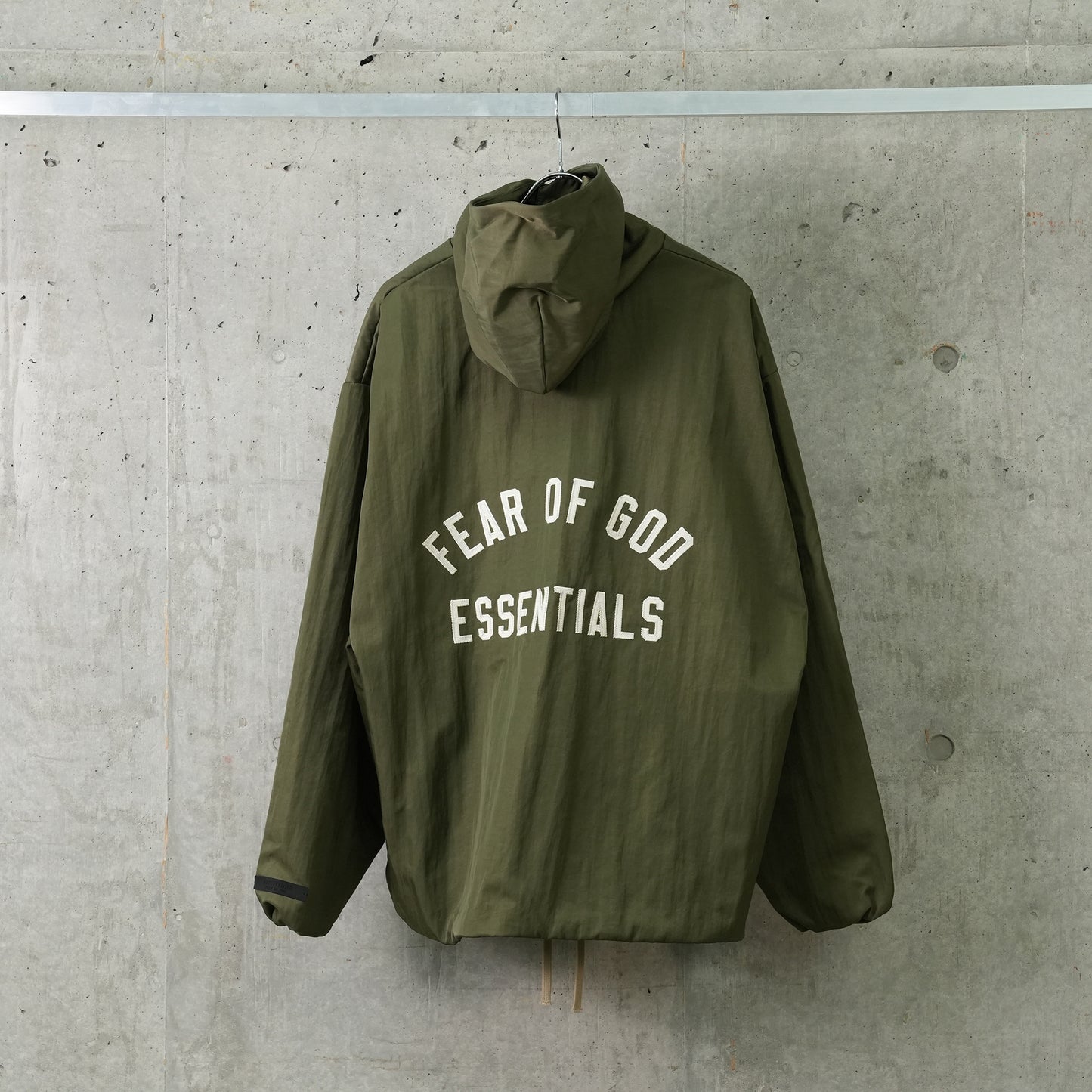 TEXTURED NYLON HOODED COACH JACKET / MILITARY