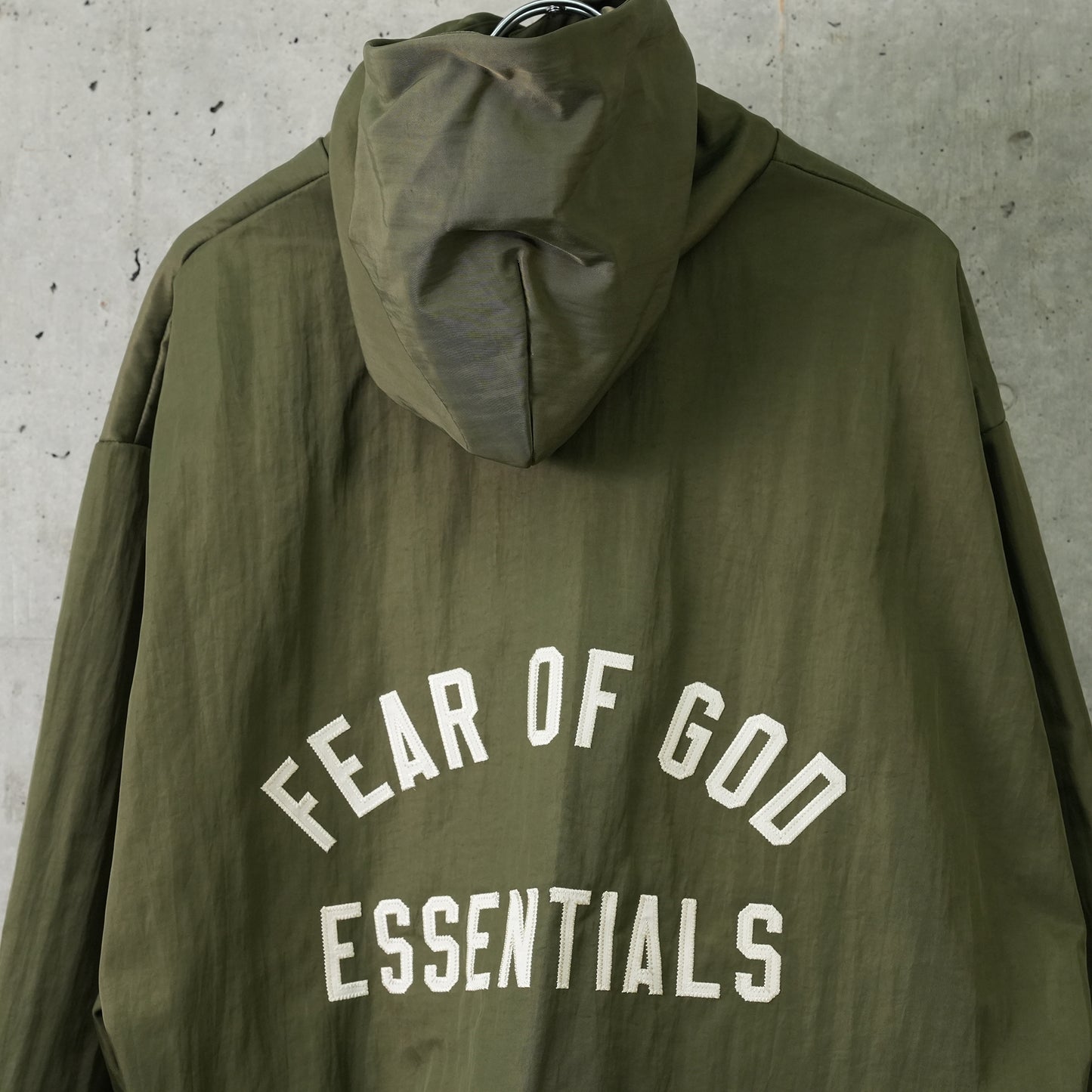 TEXTURED NYLON HOODED COACH JACKET / MILITARY