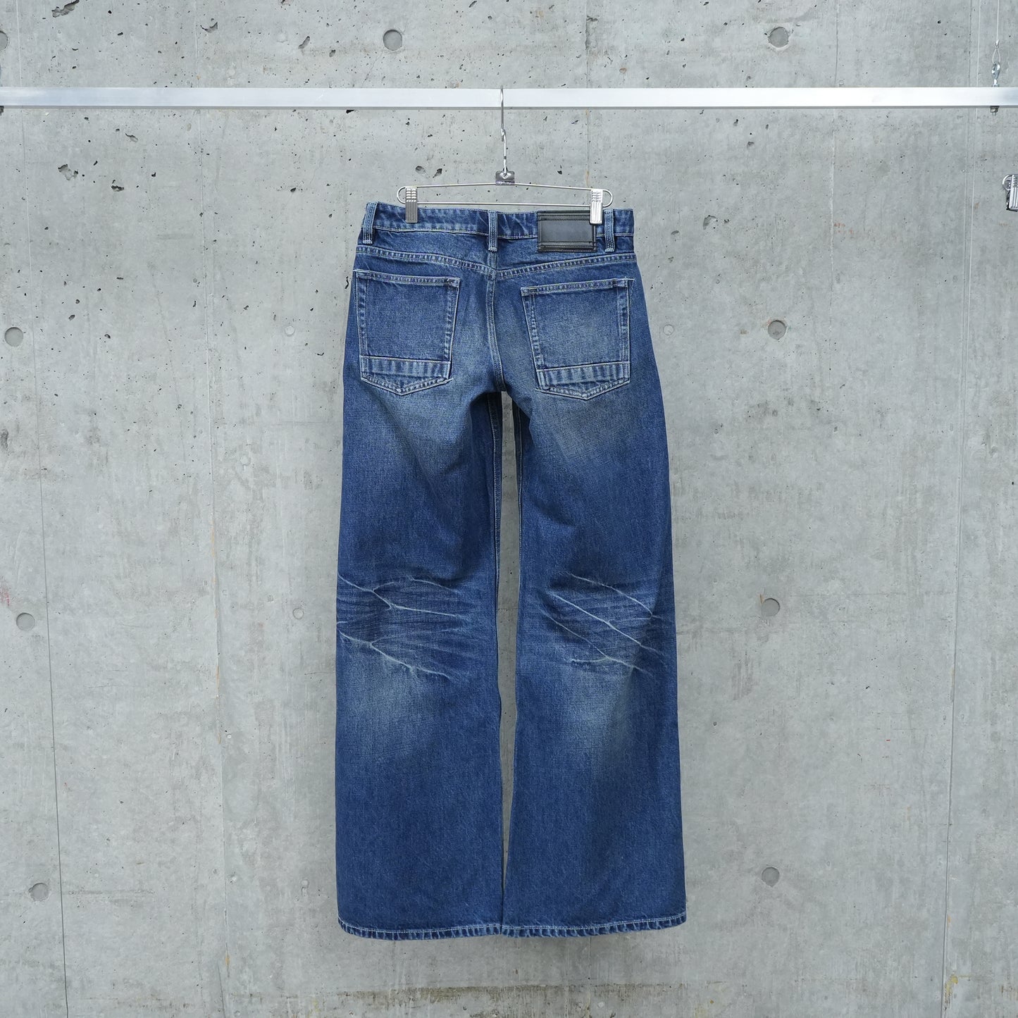 888 LOW-RISE OVERSIZED JEANS / DARK BLUE