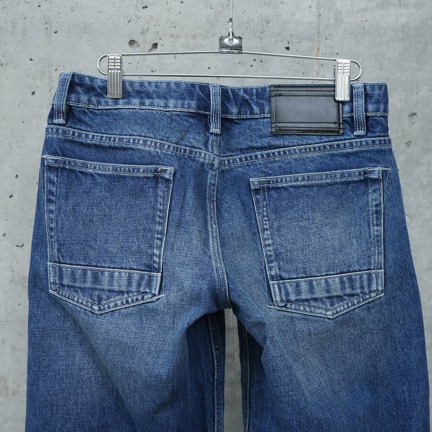 888 LOW-RISE OVERSIZED JEANS / DARK BLUE