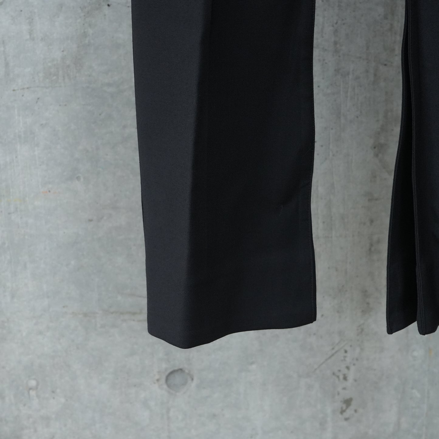 V-LINE TROUSERS / BLACK