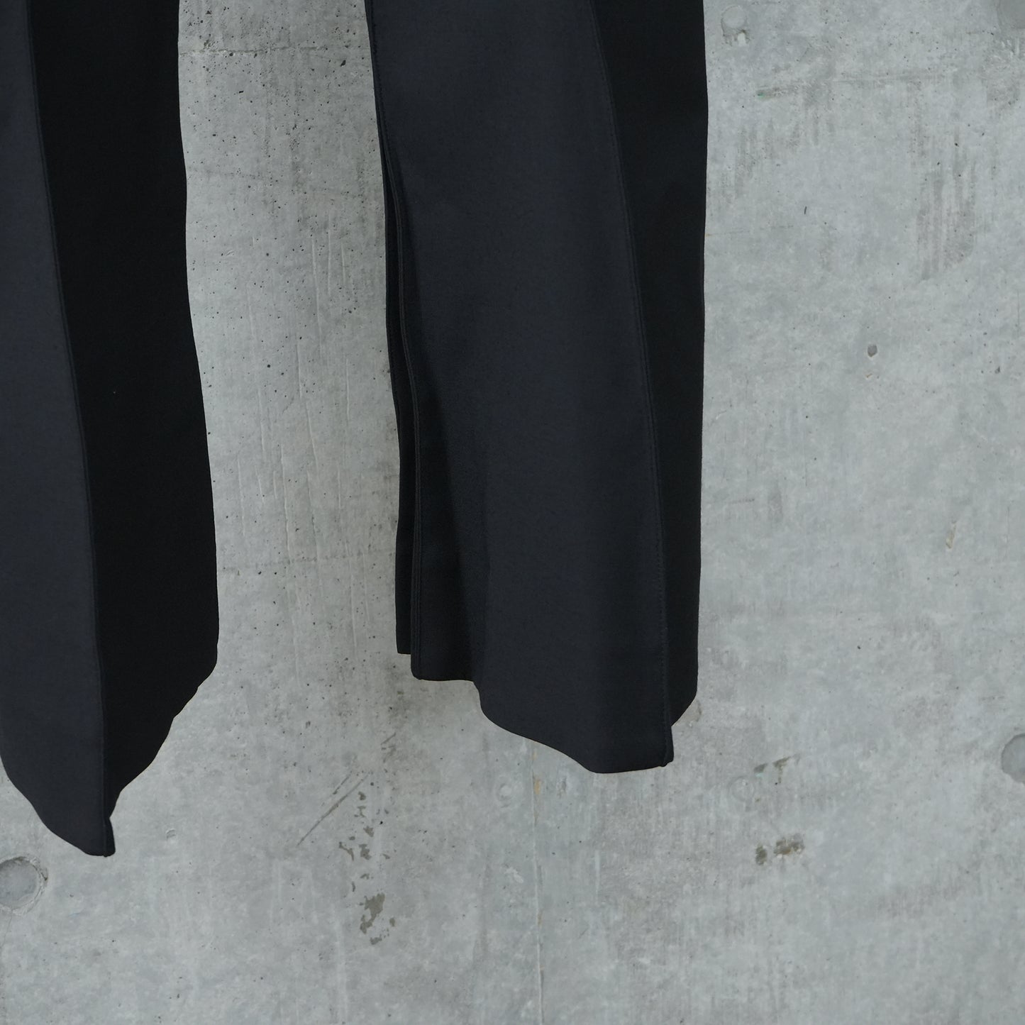 V-LINE TROUSERS / BLACK