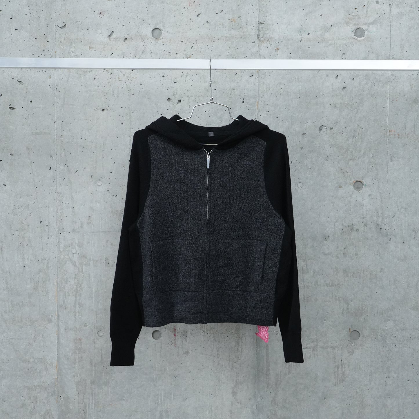 COLOR BLOCK CROPPED KNIT HOODIE / BLACK