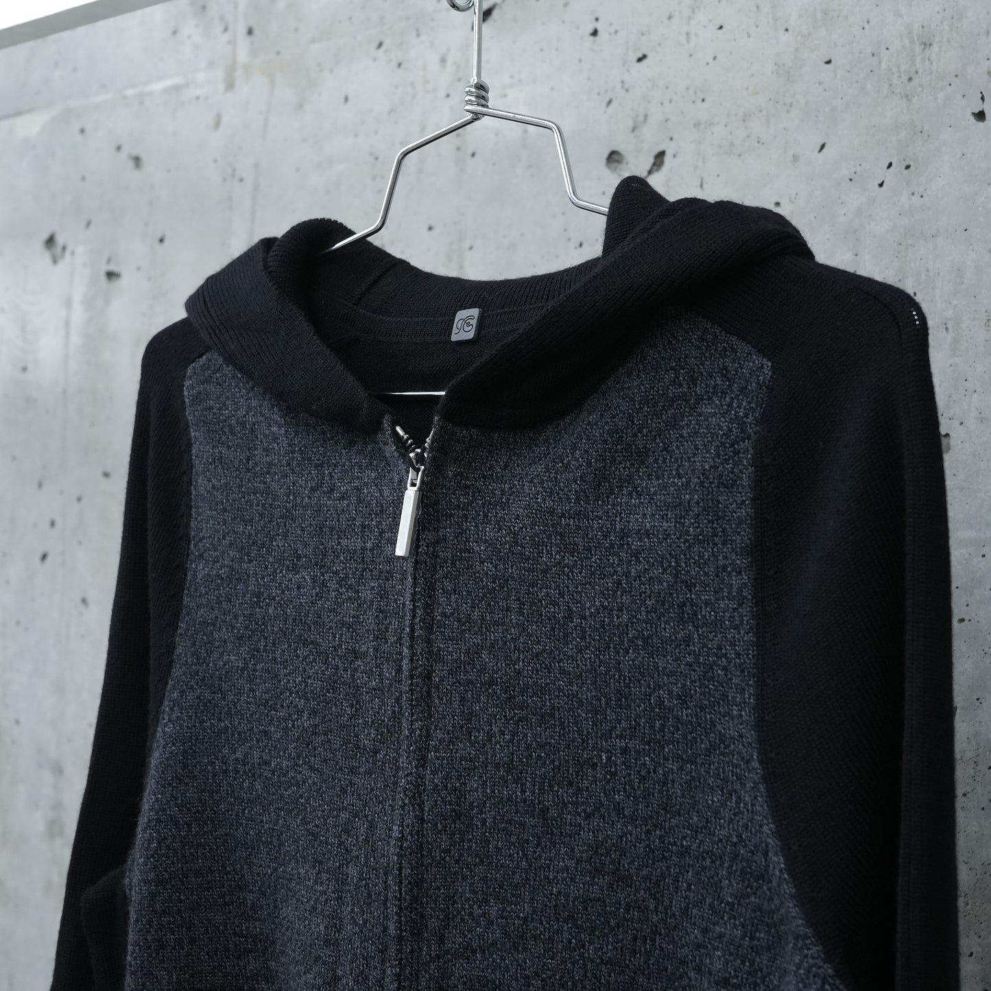 COLOR BLOCK CROPPED KNIT HOODIE / BLACK