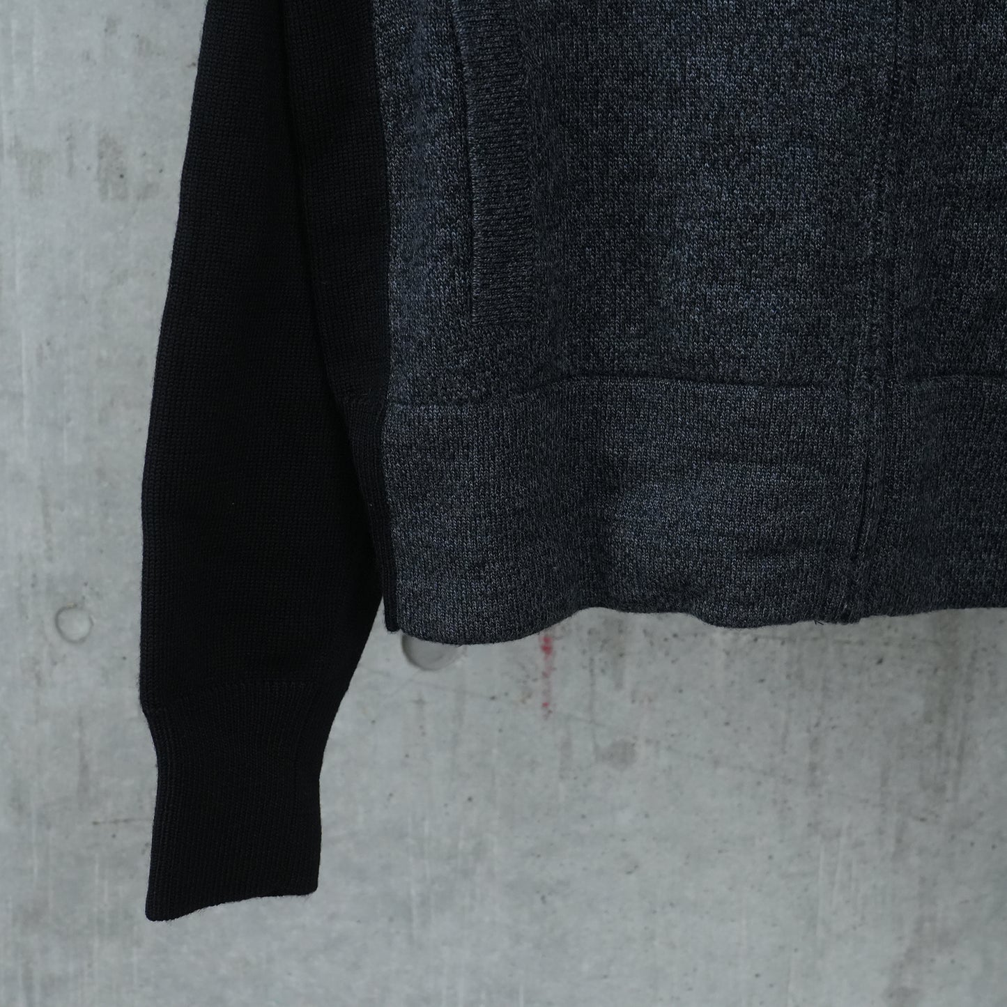 COLOR BLOCK CROPPED KNIT HOODIE / BLACK