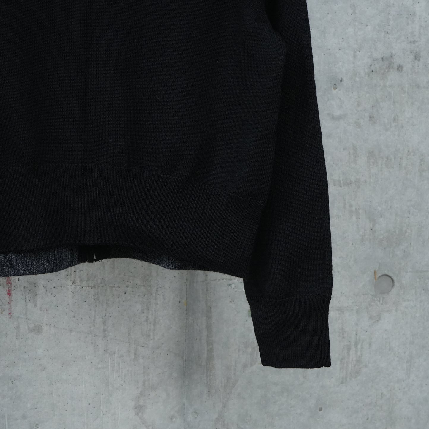 COLOR BLOCK CROPPED KNIT HOODIE / BLACK