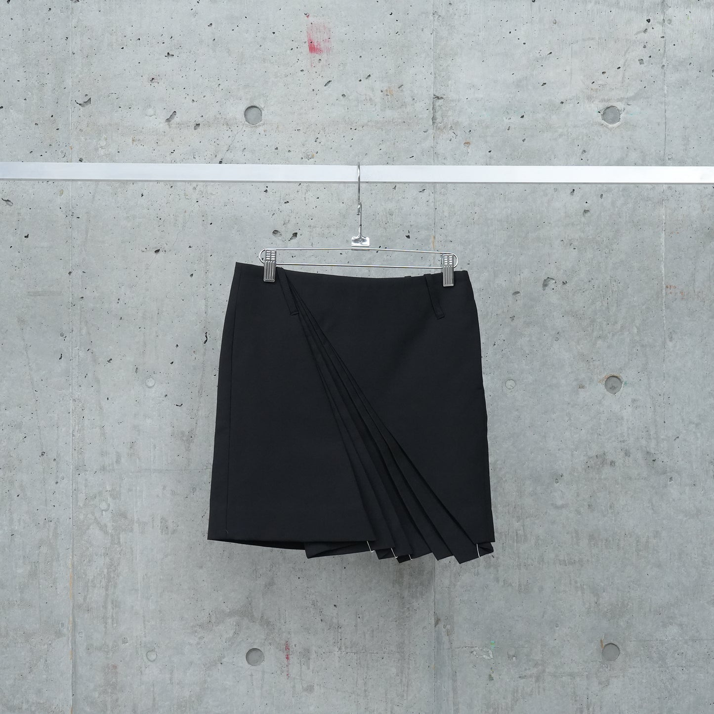 ASYMMETRICAL PLEATED MIDI SKIRT / BLACK