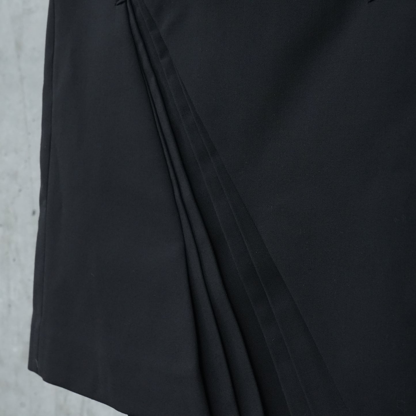 ASYMMETRICAL PLEATED MIDI SKIRT / BLACK