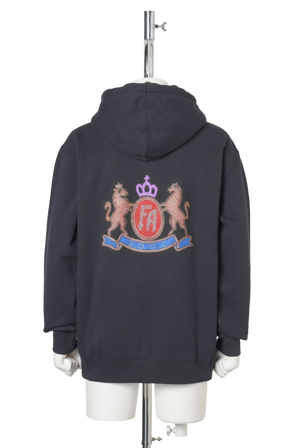 PRINTED CREST ZIP HOODIE / NAVY