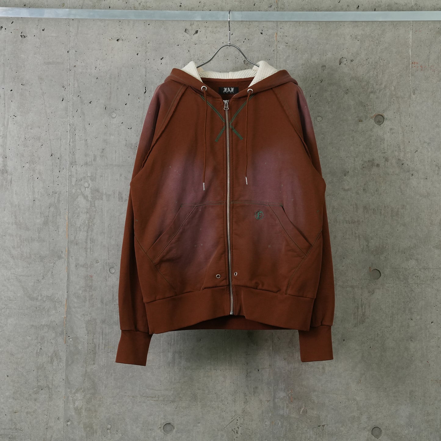 AGED ZIP UP HOODIE / BROWN