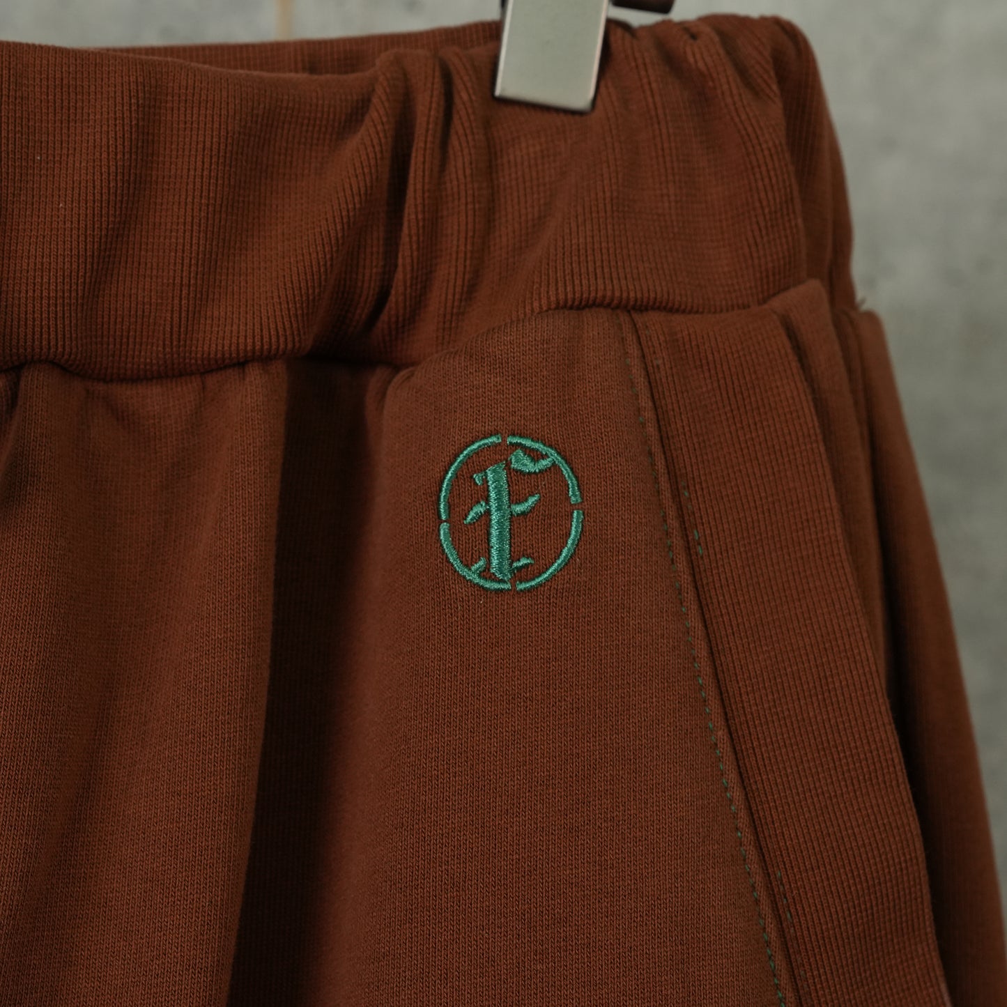 AGED BAGGY SWEAT PANTS / BROWN