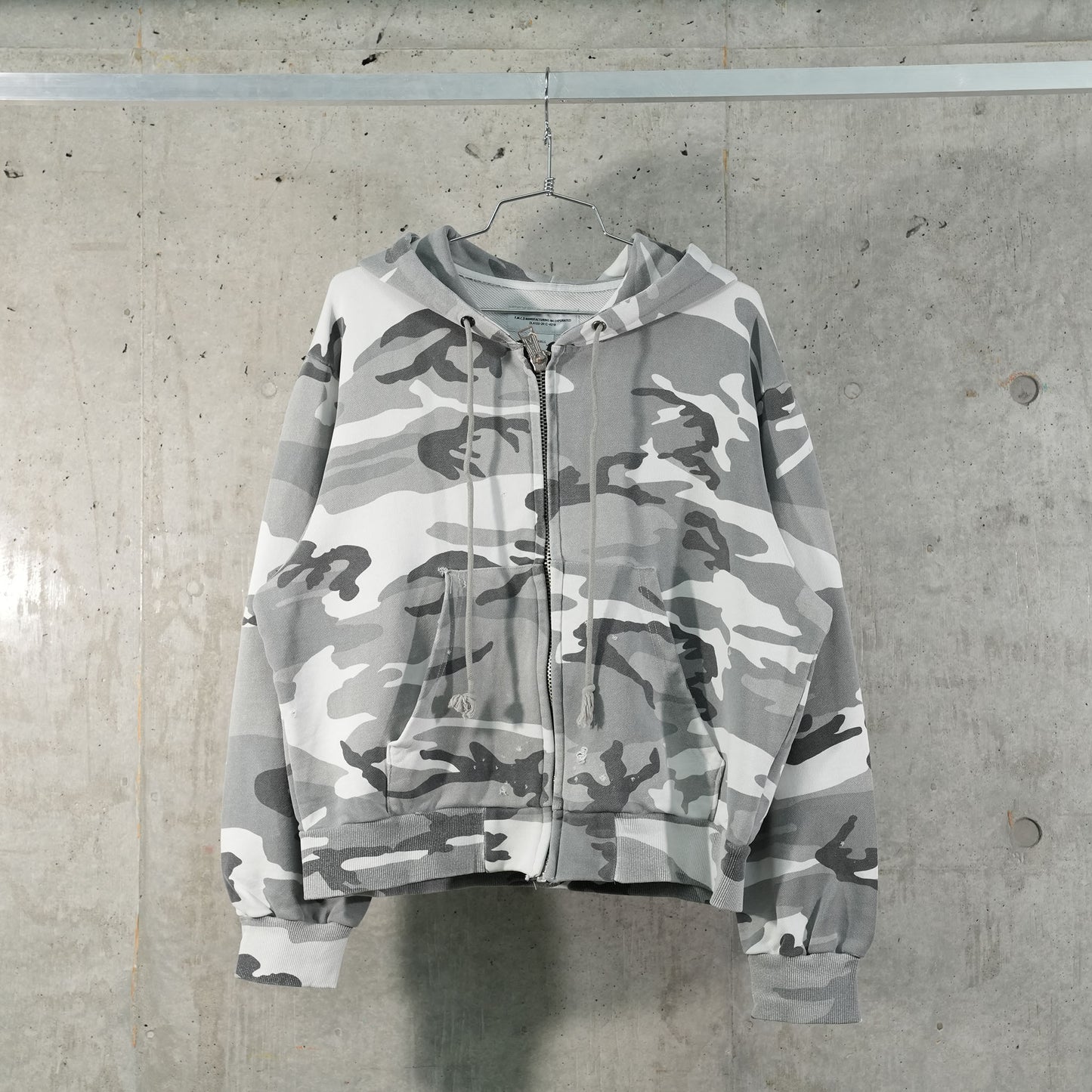 DISTRESSED CAMO SWEAT ZIP HOODIE / UC(GREY CAMO)