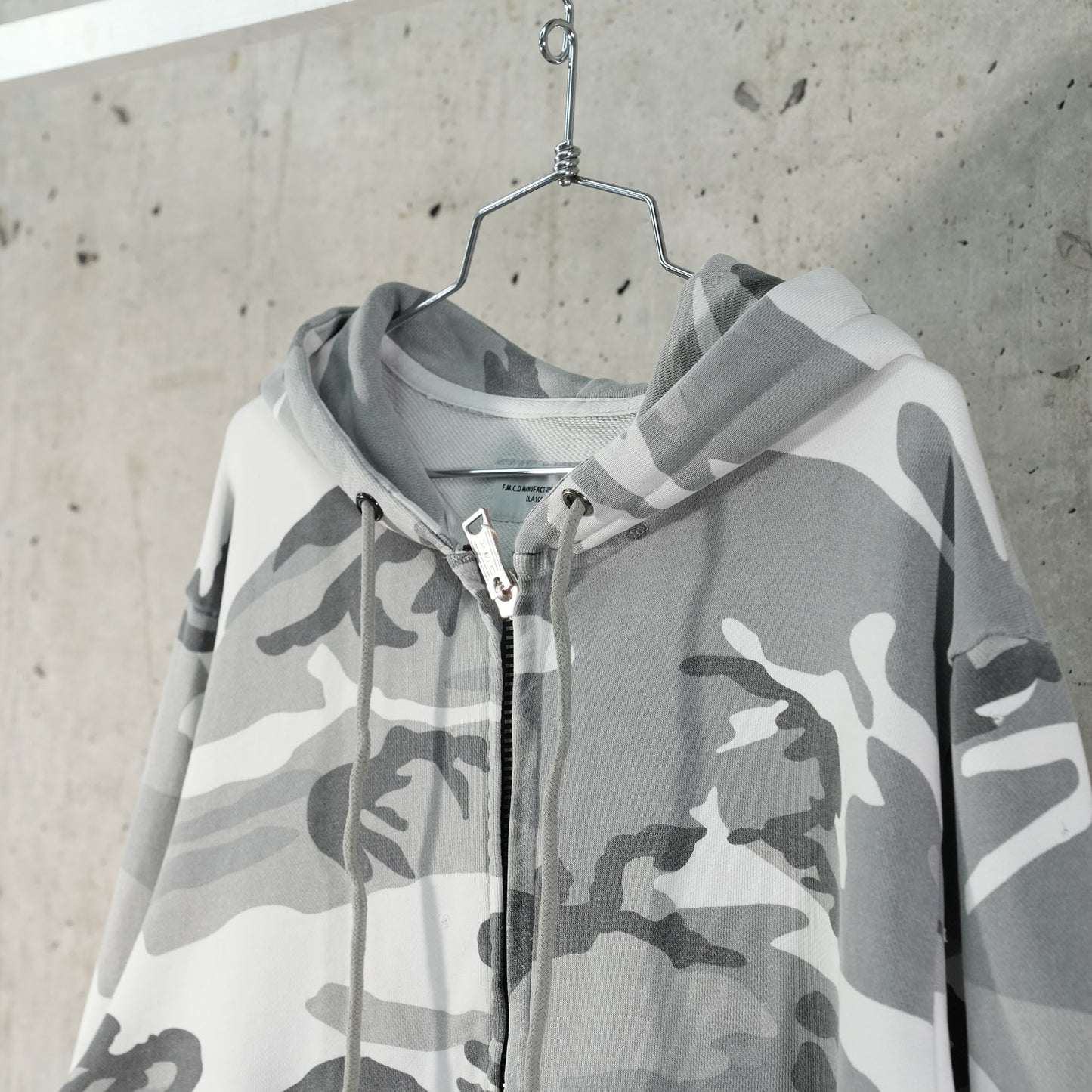 DISTRESSED CAMO SWEAT ZIP HOODIE / UC(GREY CAMO)