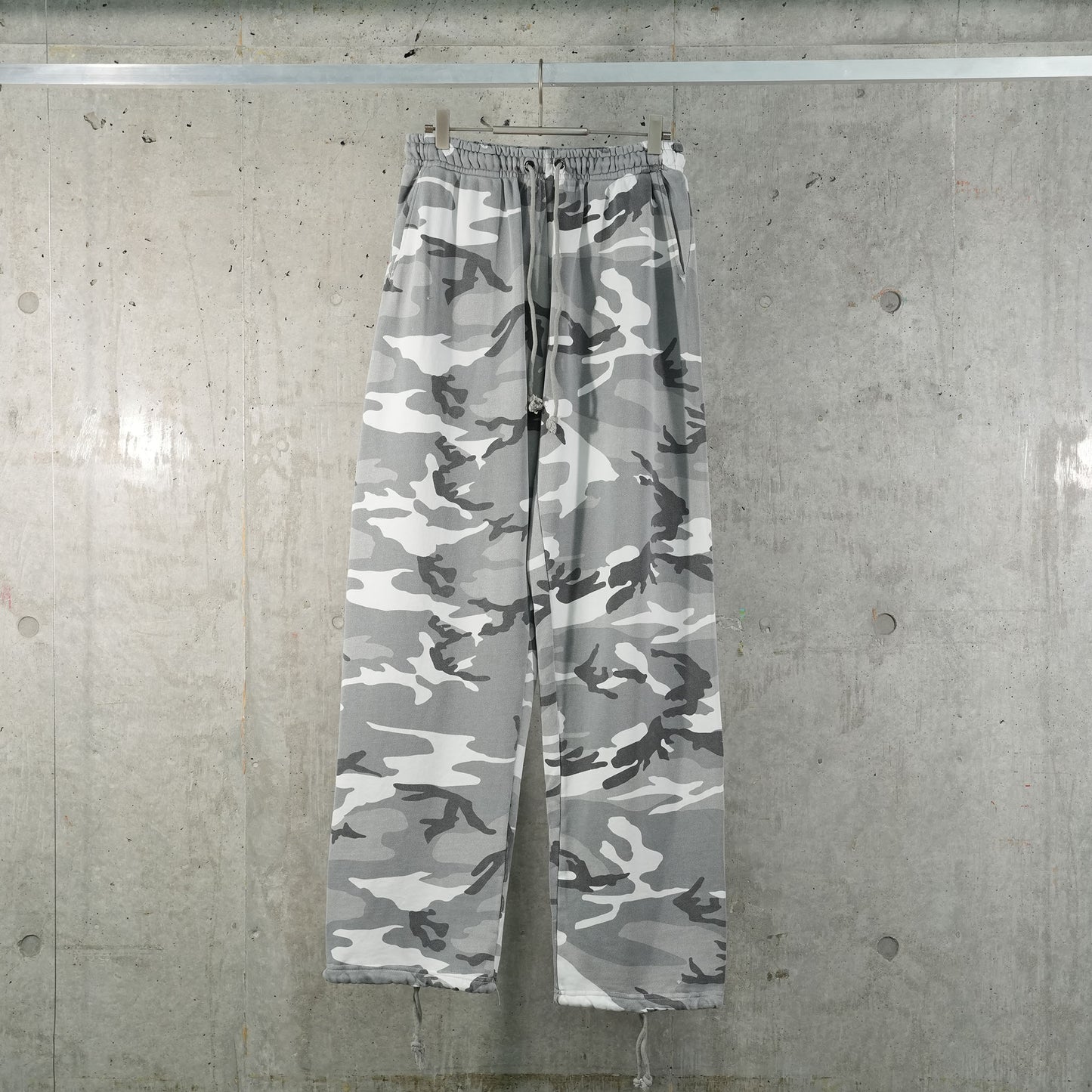 DISTRESSED CAMO SWEAT PANTS / UC(GREY CAMO)