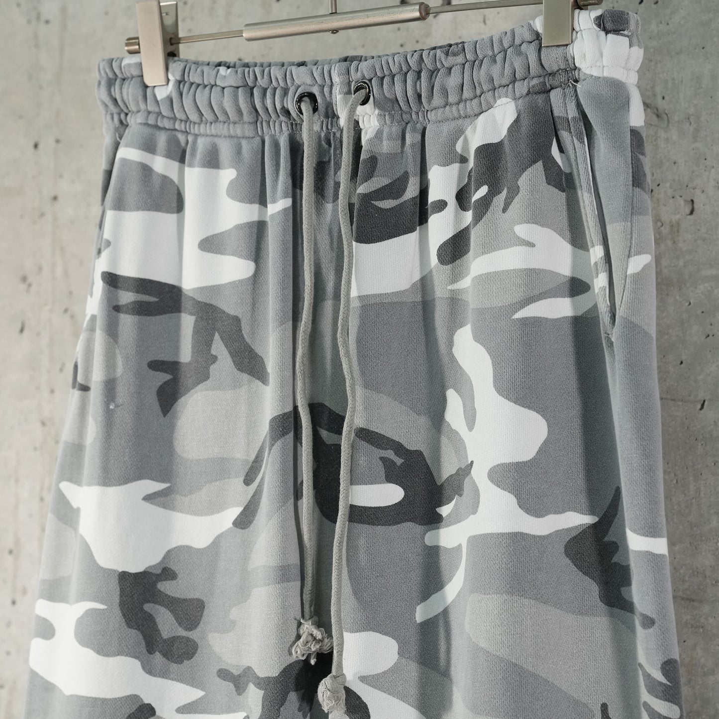 DISTRESSED CAMO SWEAT PANTS / UC(GREY CAMO)