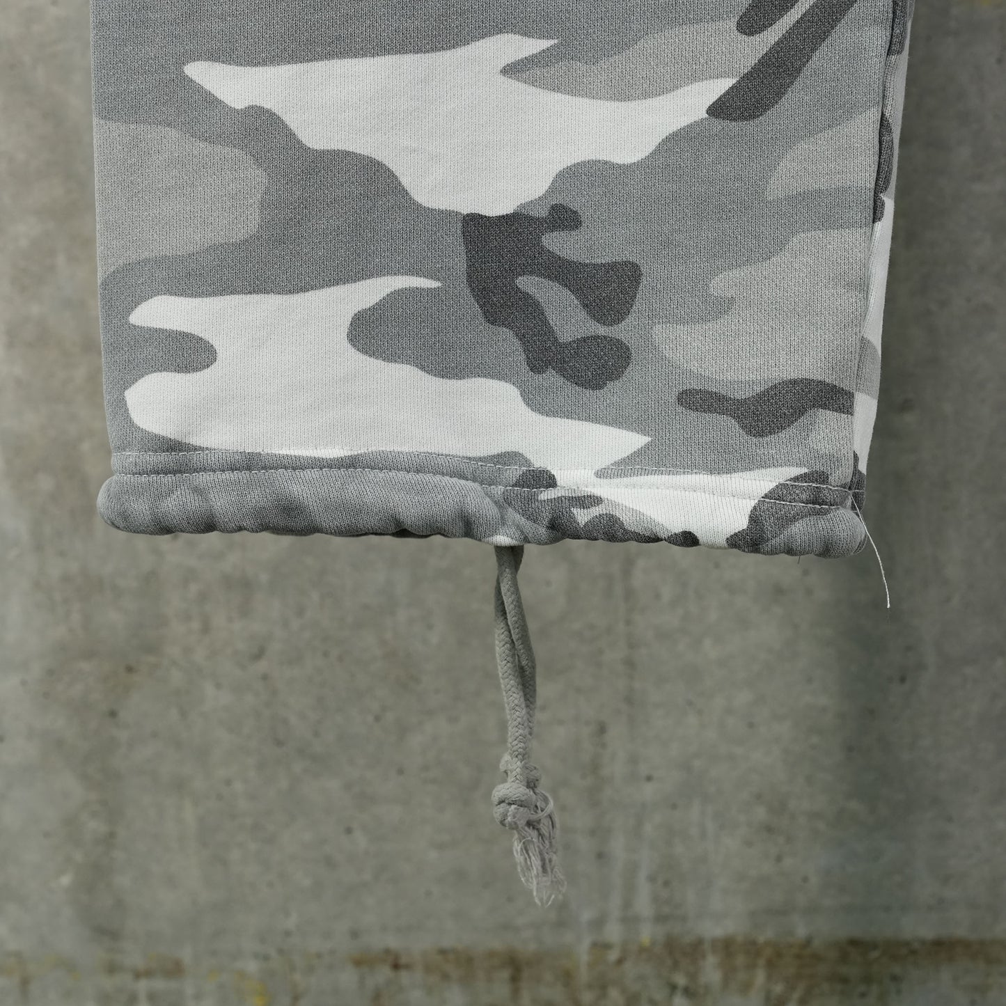 DISTRESSED CAMO SWEAT PANTS / UC(GREY CAMO)