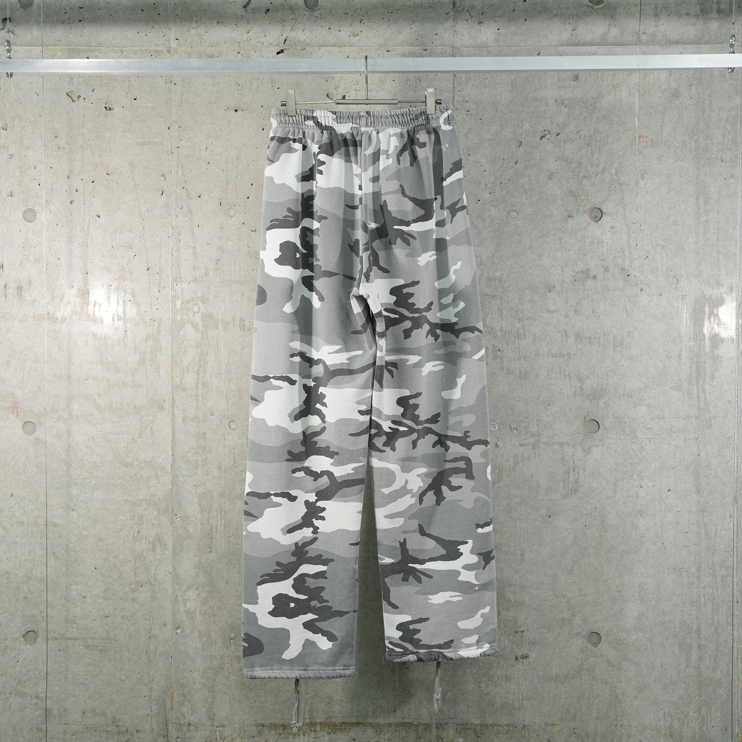 DISTRESSED CAMO SWEAT PANTS / UC(GREY CAMO)