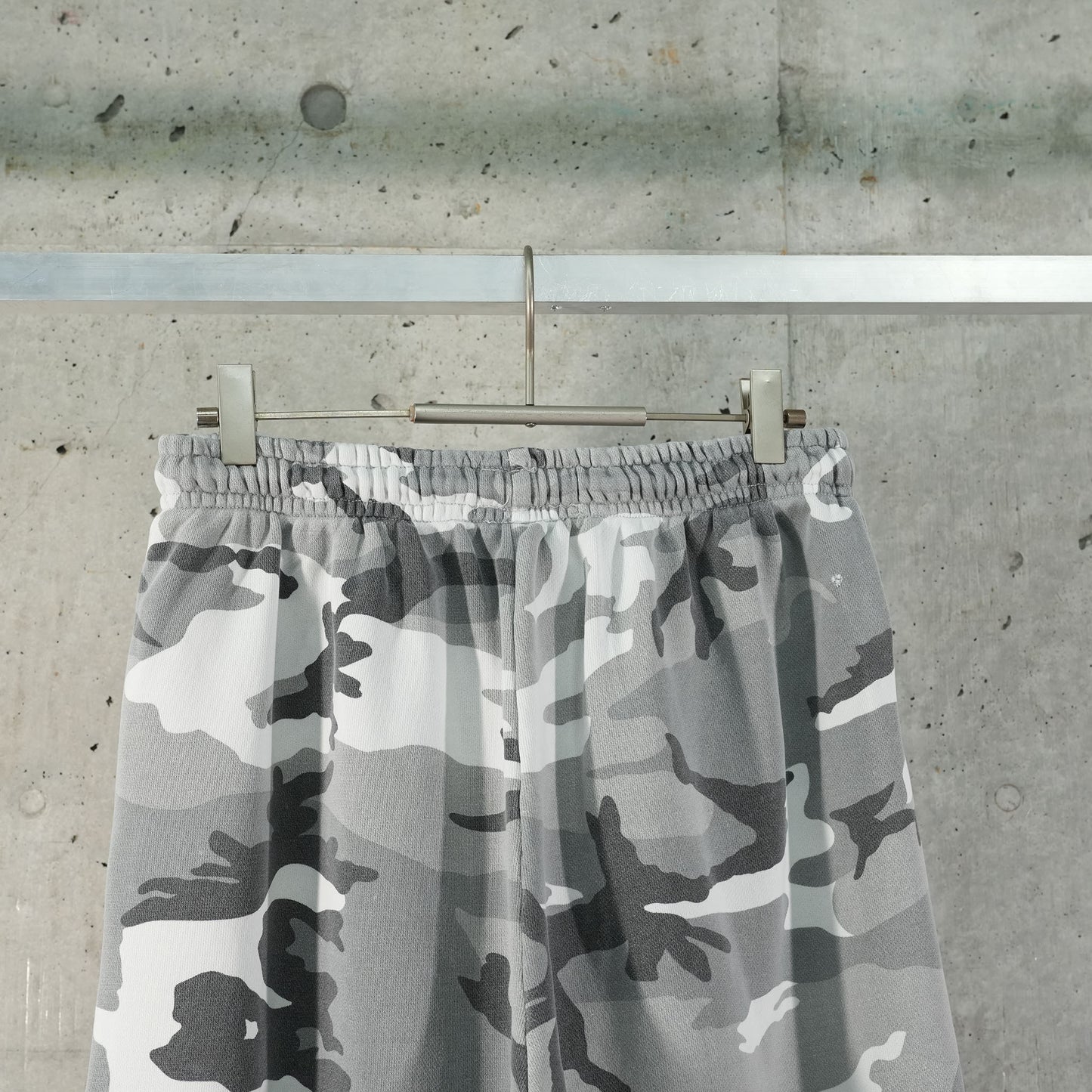 DISTRESSED CAMO SWEAT PANTS / UC(GREY CAMO)