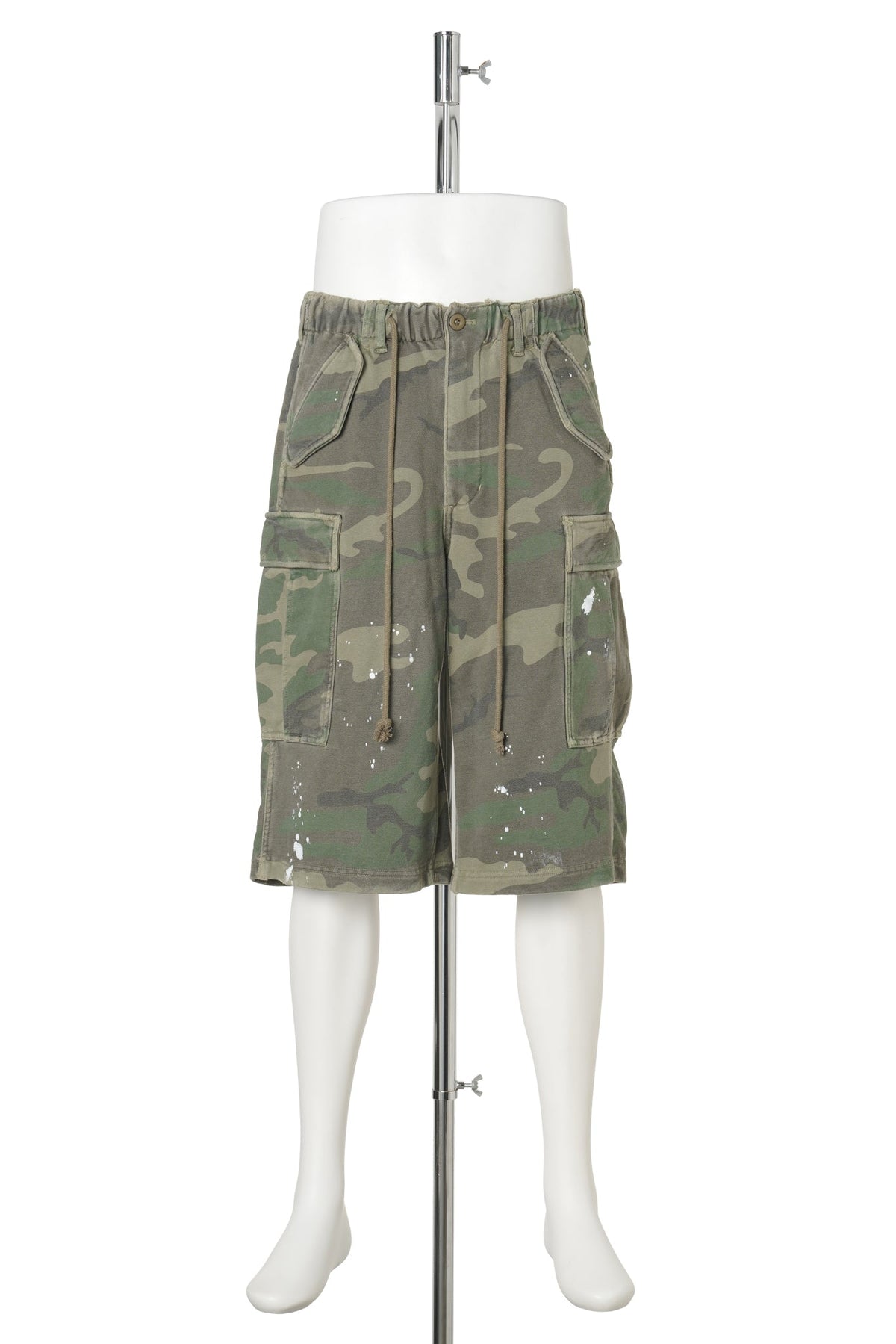 PAINTED DISTRESSED SWEAT CARGO SHORTS / CAMO