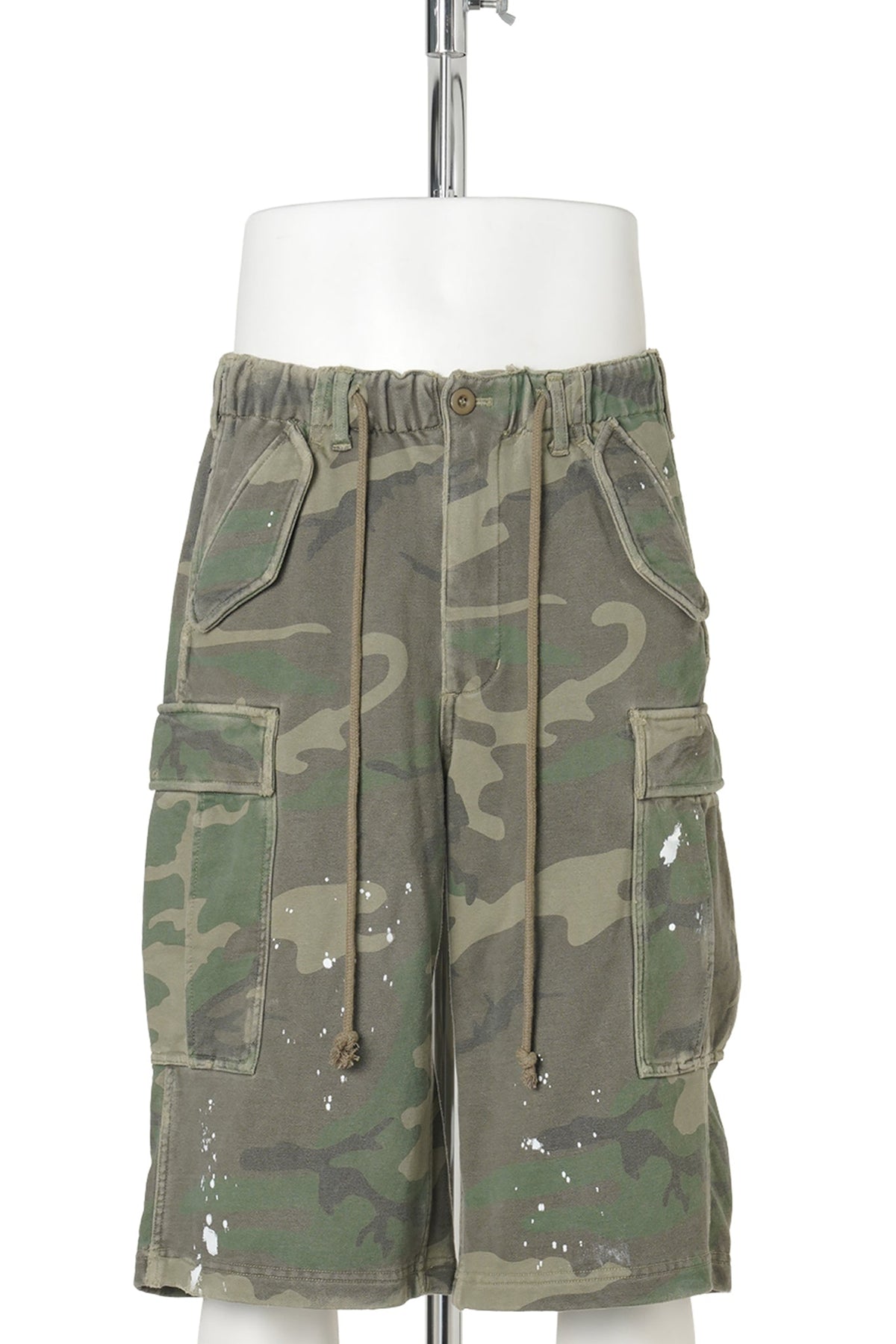 PAINTED DISTRESSED SWEAT CARGO SHORTS / CAMO