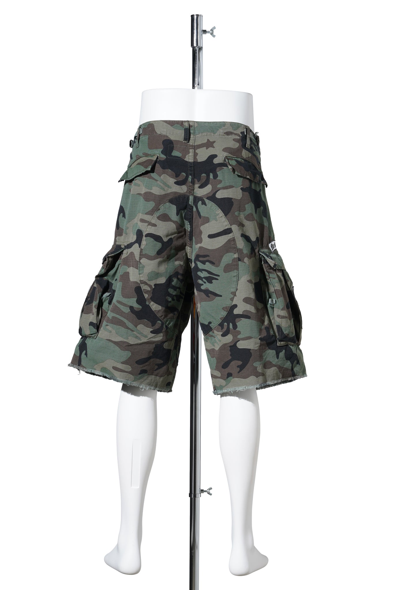 CAMO CARGO PATCHED SHORTS / CAMO