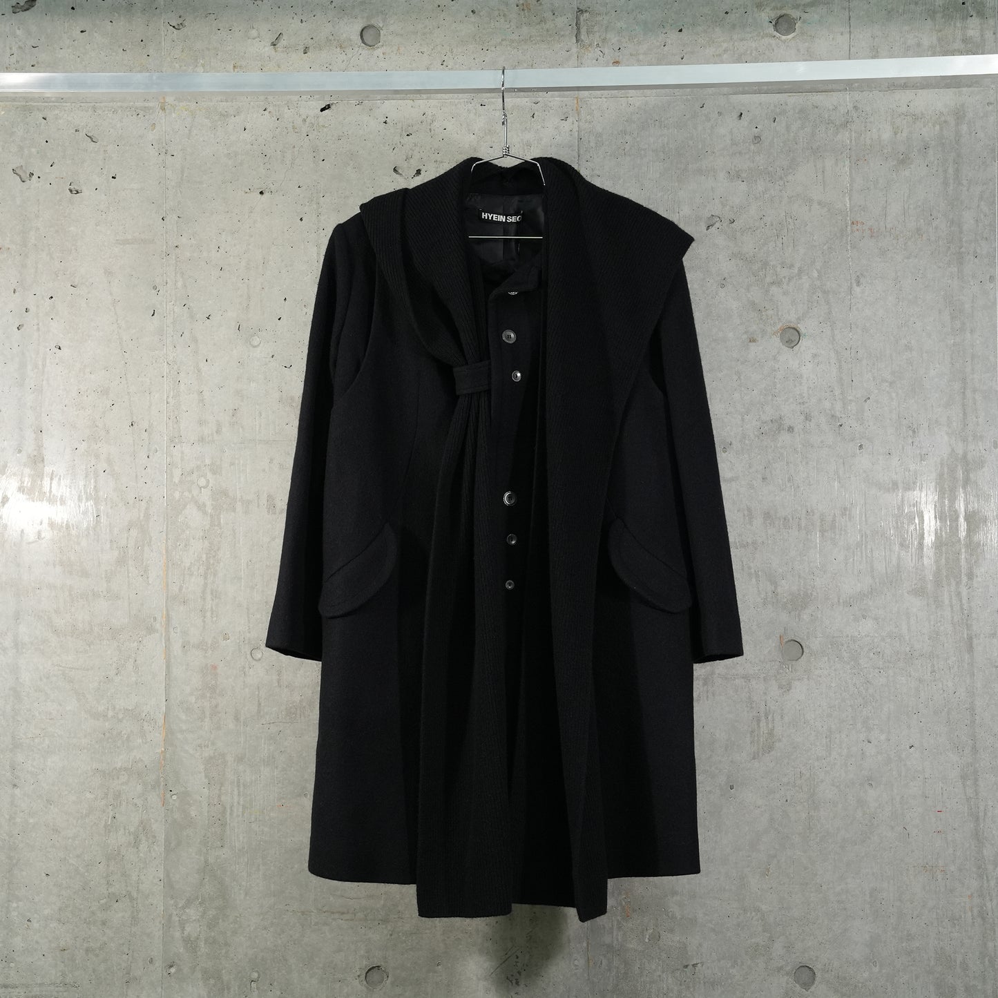 COAT w/ HOOD MUFFLER / BLACK