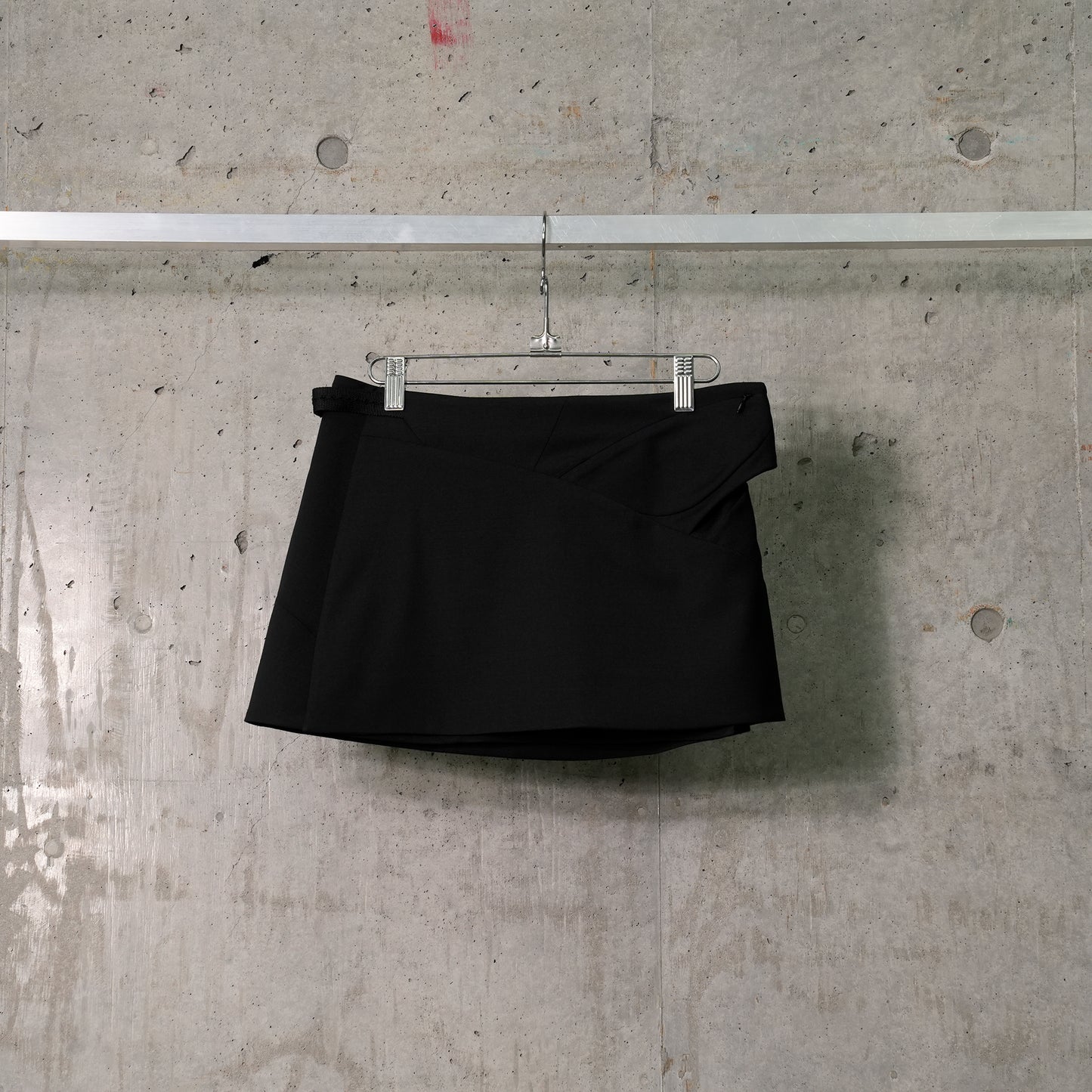 CINCHED MINI SKIRT w/ BELT / BLACK