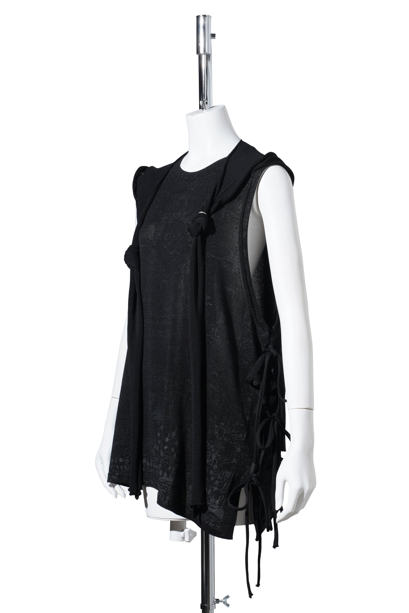 SLEEVELESS KNIT W/ MACRAME HOODIE / BLACK