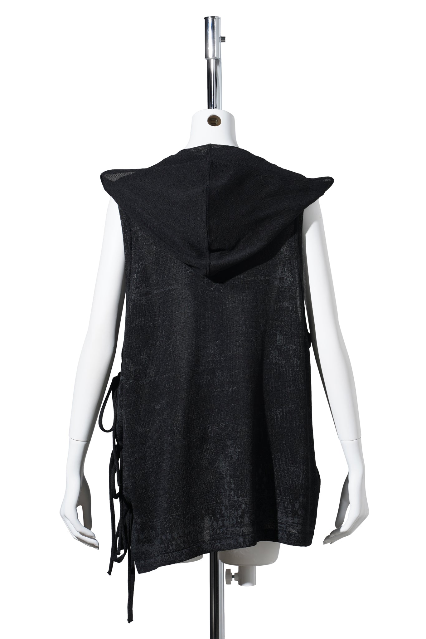 SLEEVELESS KNIT W/ MACRAME HOODIE / BLACK
