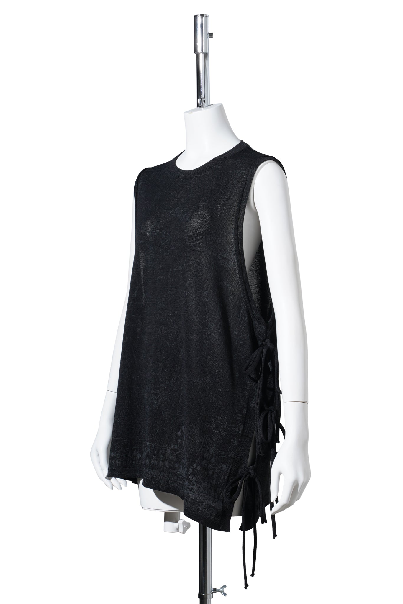 SLEEVELESS KNIT W/ MACRAME HOODIE / BLACK