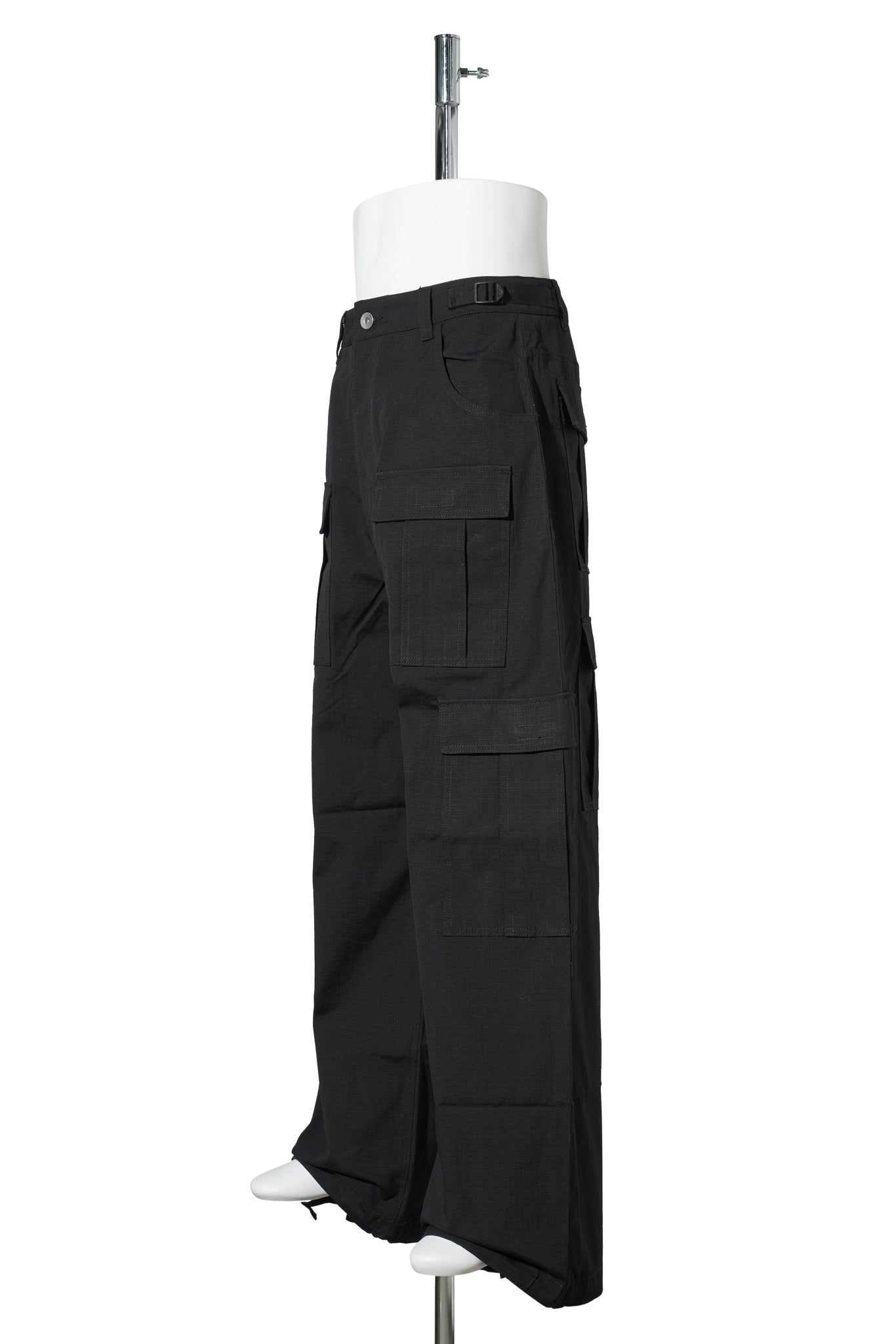 BLACK CARGOS / BLACK