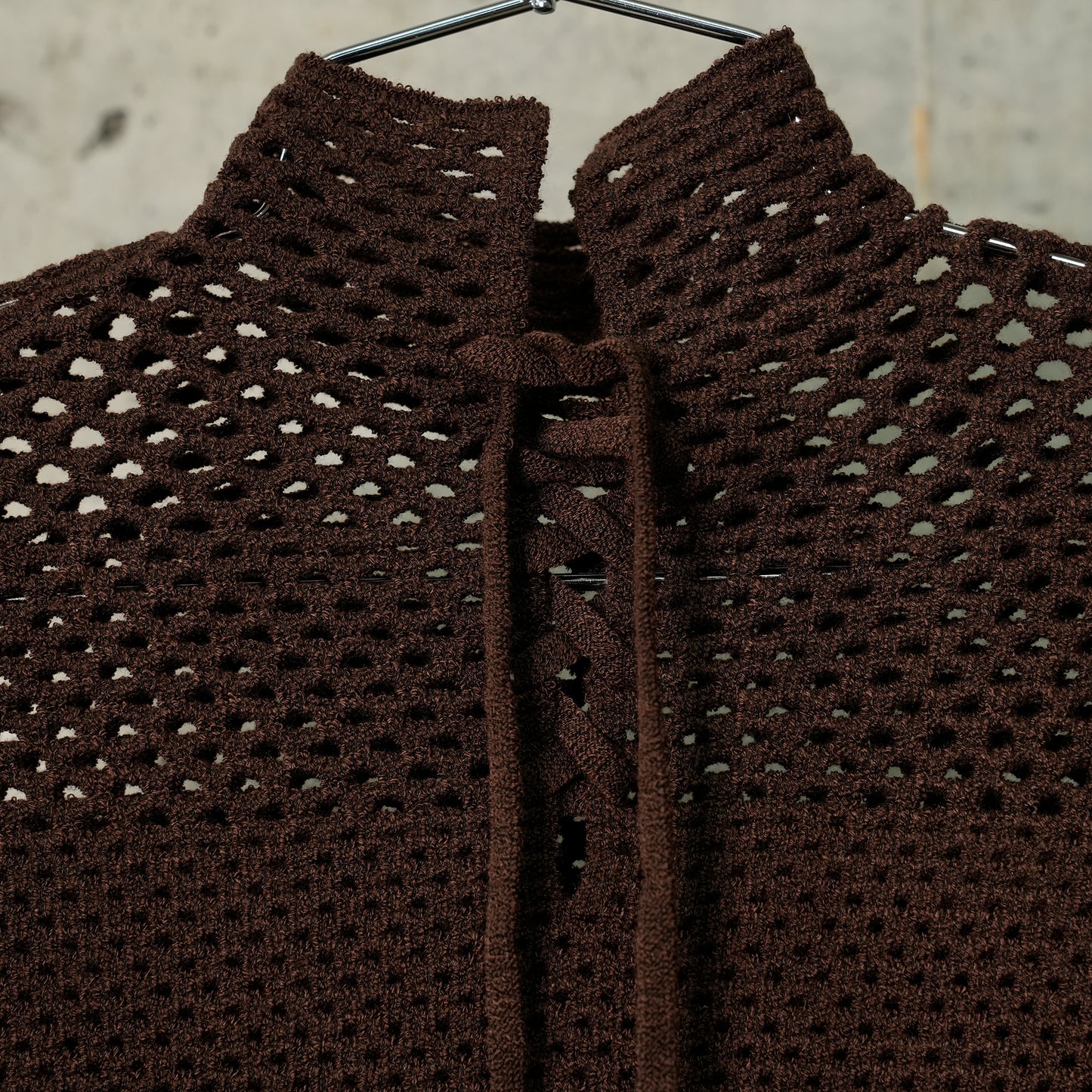 GR8 EXCLUSIVE CROPPED LACE-UP CHOCHED POLO TOP / COFFEE