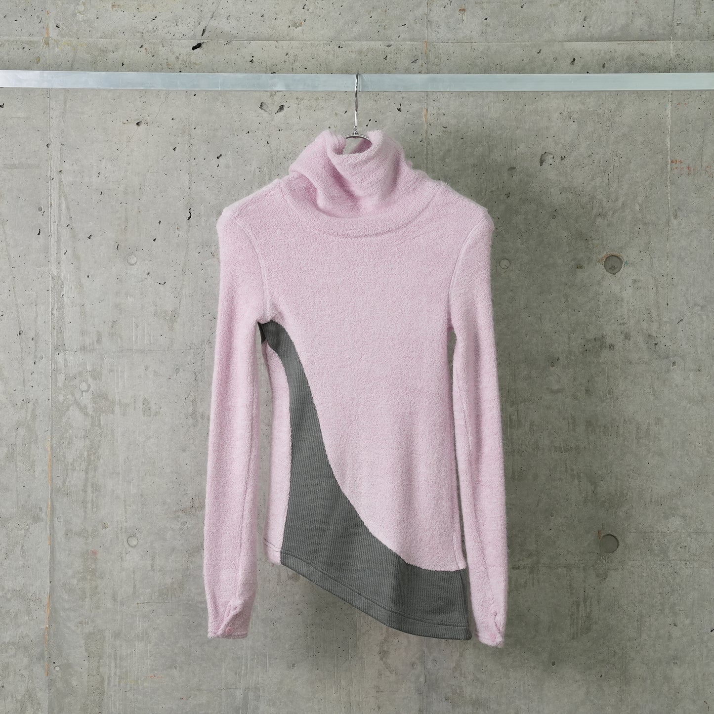 CURVED TURTLE NECK SWEATER / COTTON CANDY